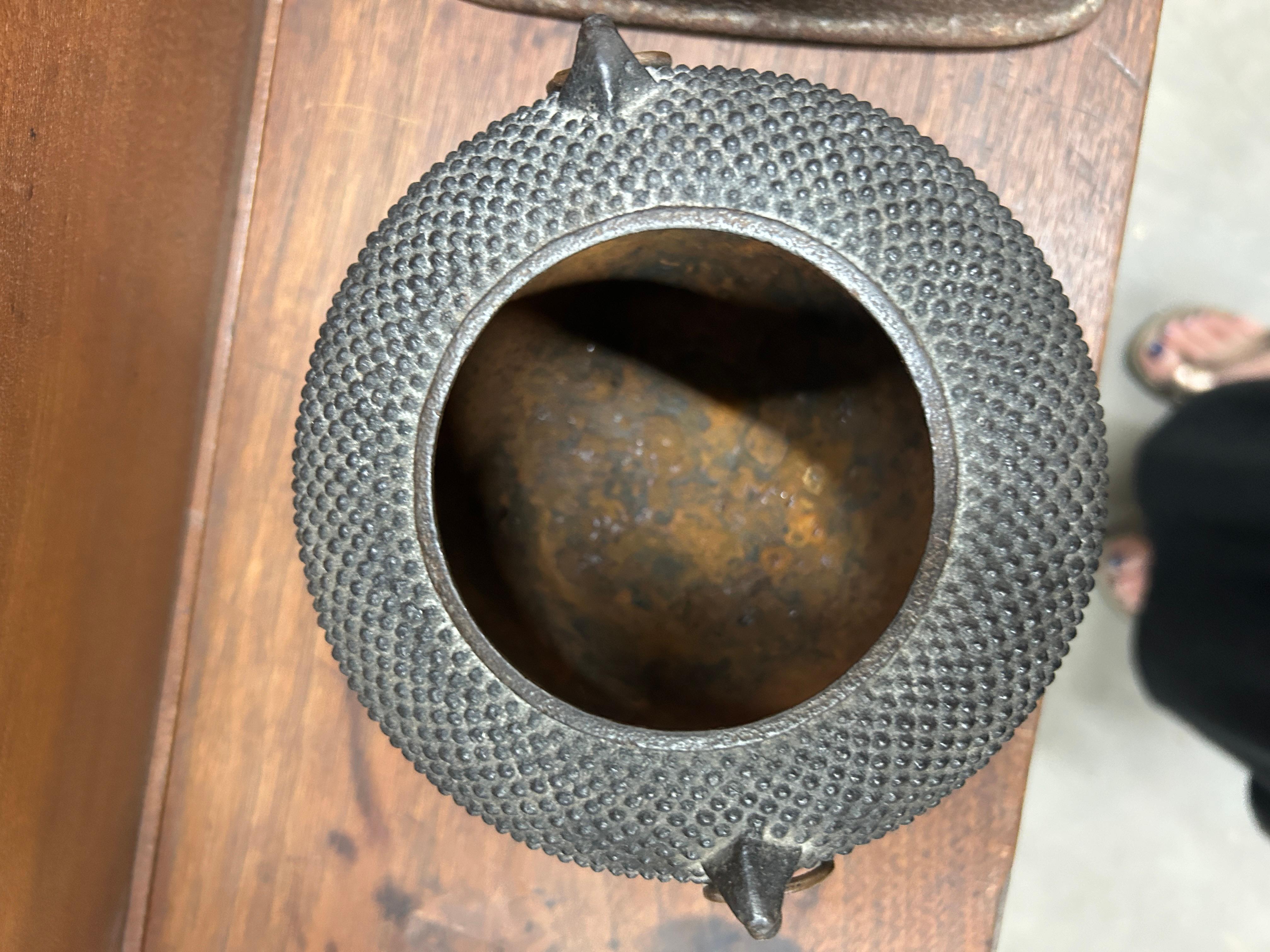 Ottone Antico vaso da tè giapponese in ghisa Tetsubin su supporto Hibachi in ghisa in vendita