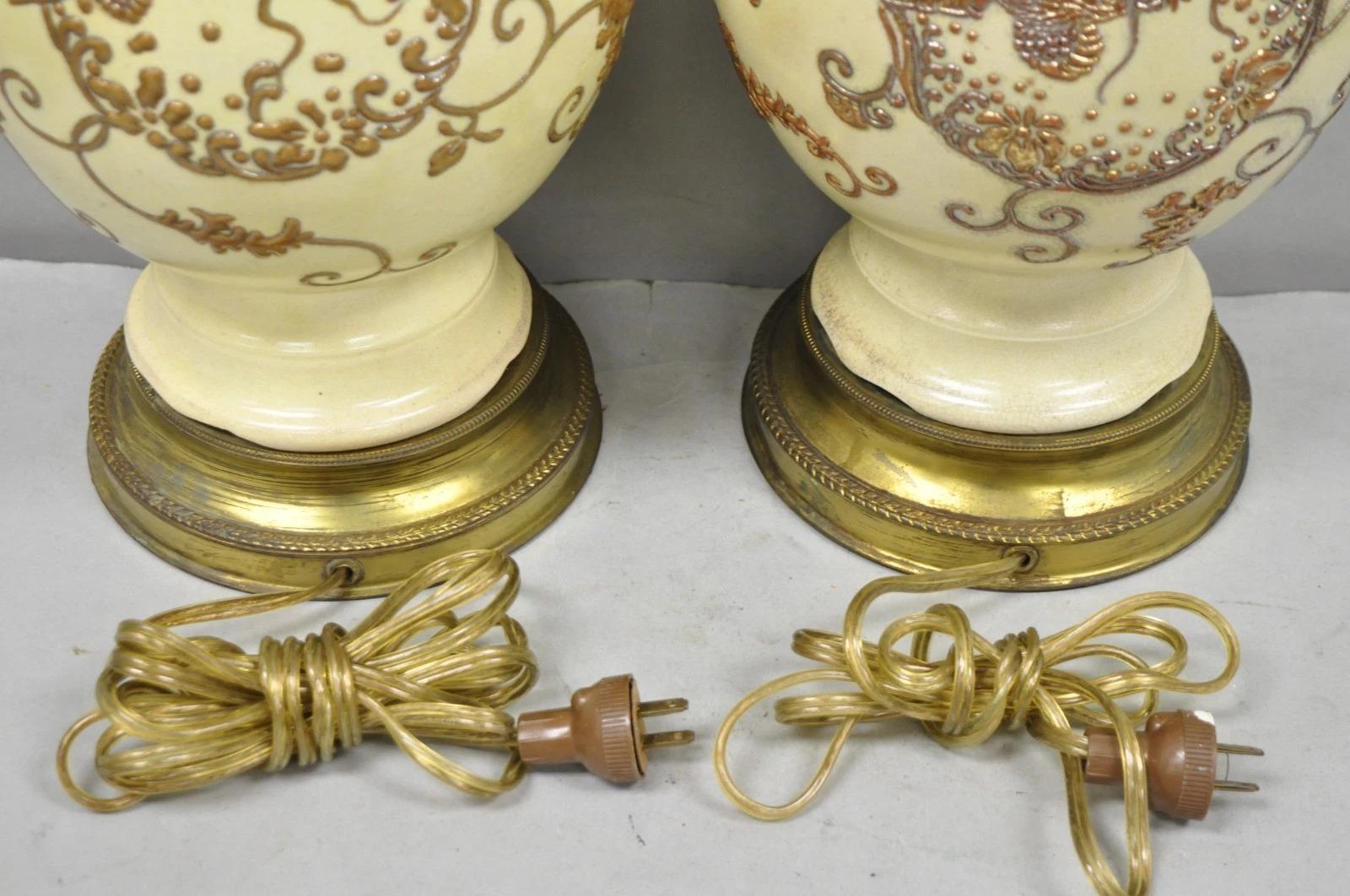 Pareja de lámparas de sobremesa de cerámica japonesa antigua con forma de jarrón y figuras de dragón en color beige en venta 4