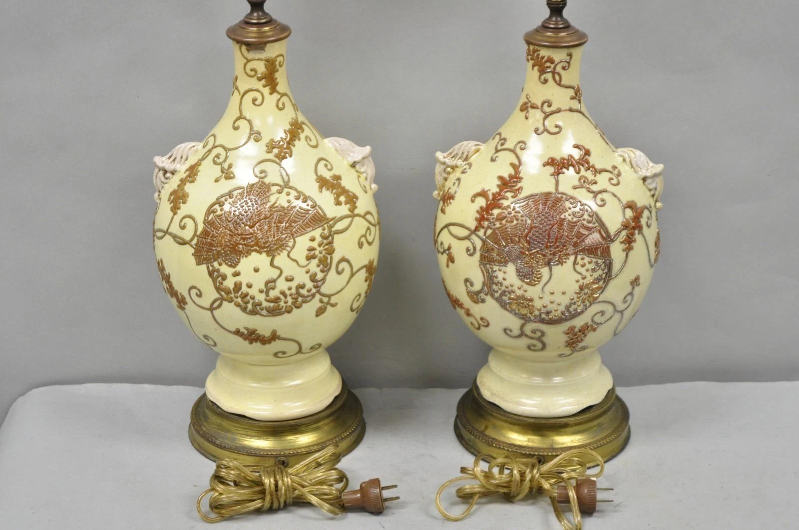 Pareja de lámparas de sobremesa de cerámica japonesa antigua con forma de jarrón y figuras de dragón en color beige en venta 5