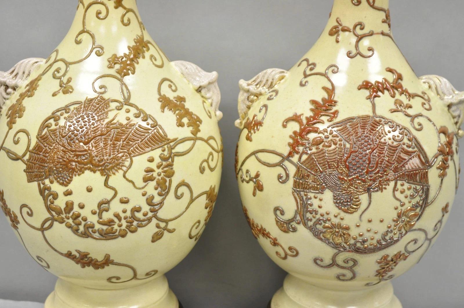 Pareja de lámparas de sobremesa de cerámica japonesa antigua con forma de jarrón y figuras de dragón en color beige en venta 6