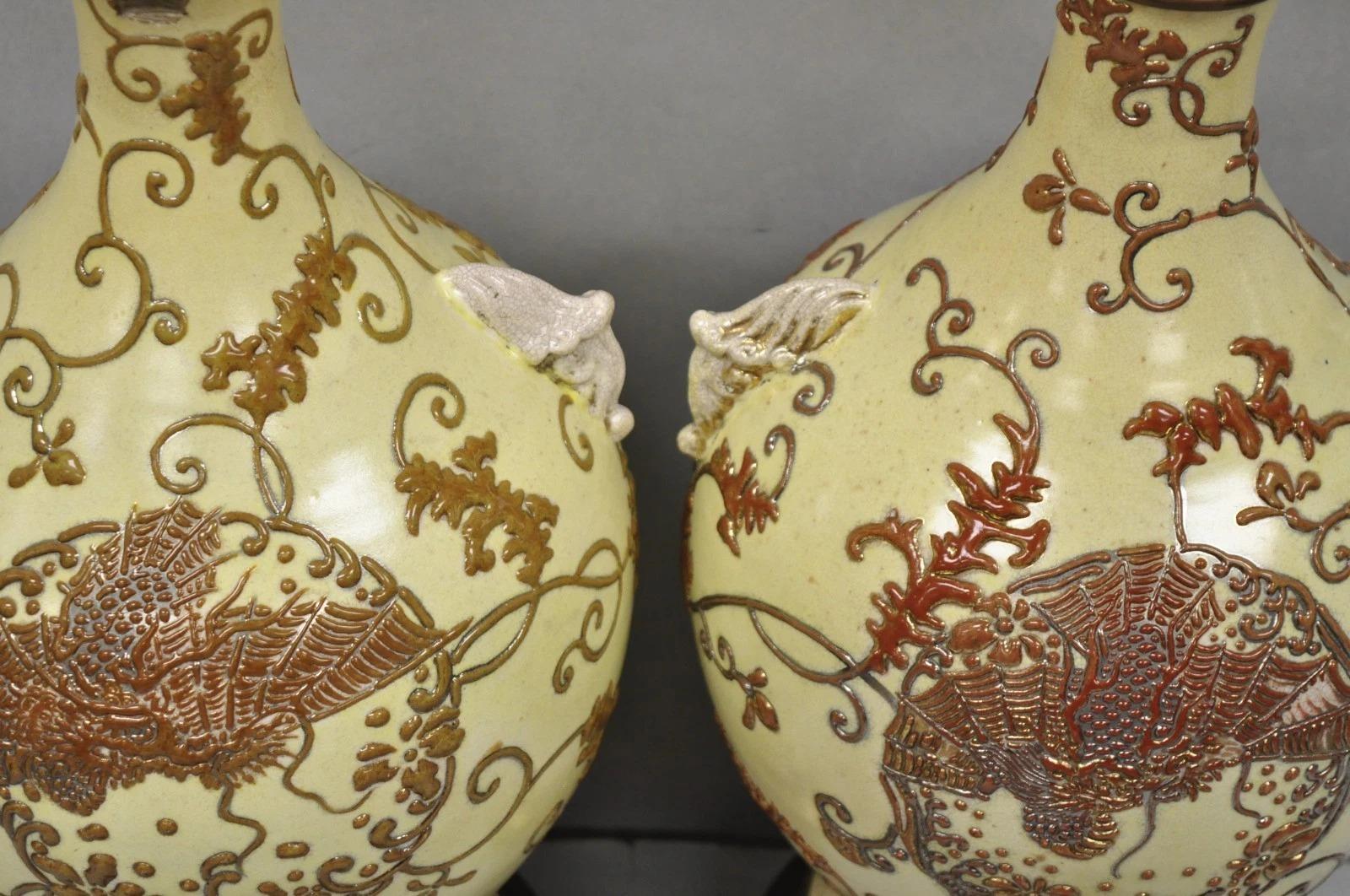 Pareja de lámparas de sobremesa de cerámica japonesa antigua con forma de jarrón y figuras de dragón en color beige en venta 7