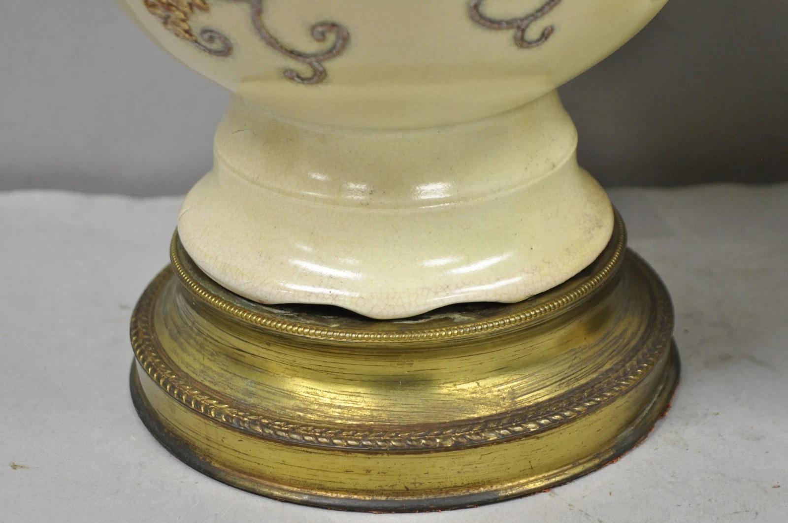 Pareja de lámparas de sobremesa de cerámica japonesa antigua con forma de jarrón y figuras de dragón en color beige en venta 8