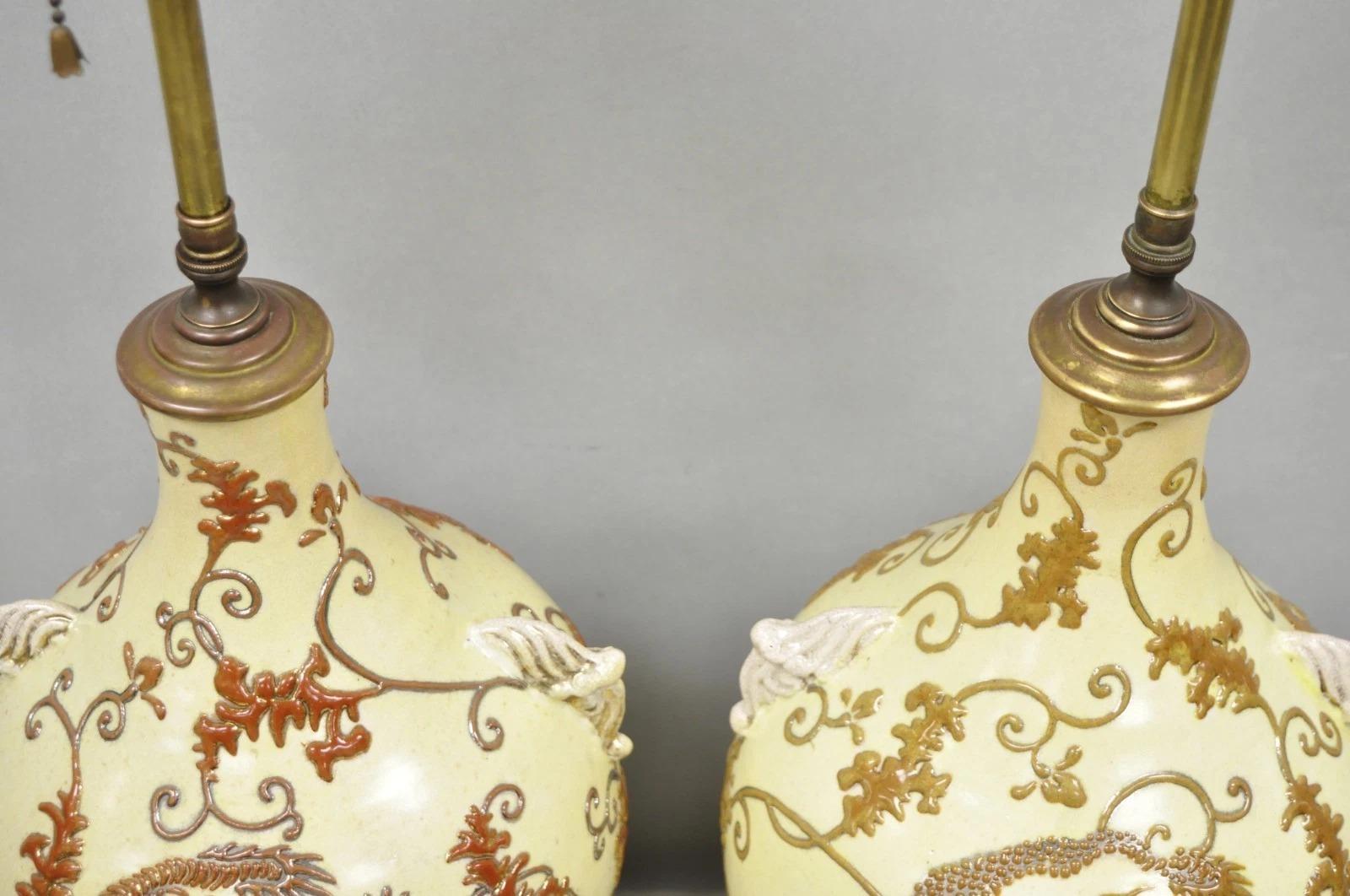 Pareja de lámparas de sobremesa de cerámica japonesa antigua con forma de jarrón y figuras de dragón en color beige en venta 9