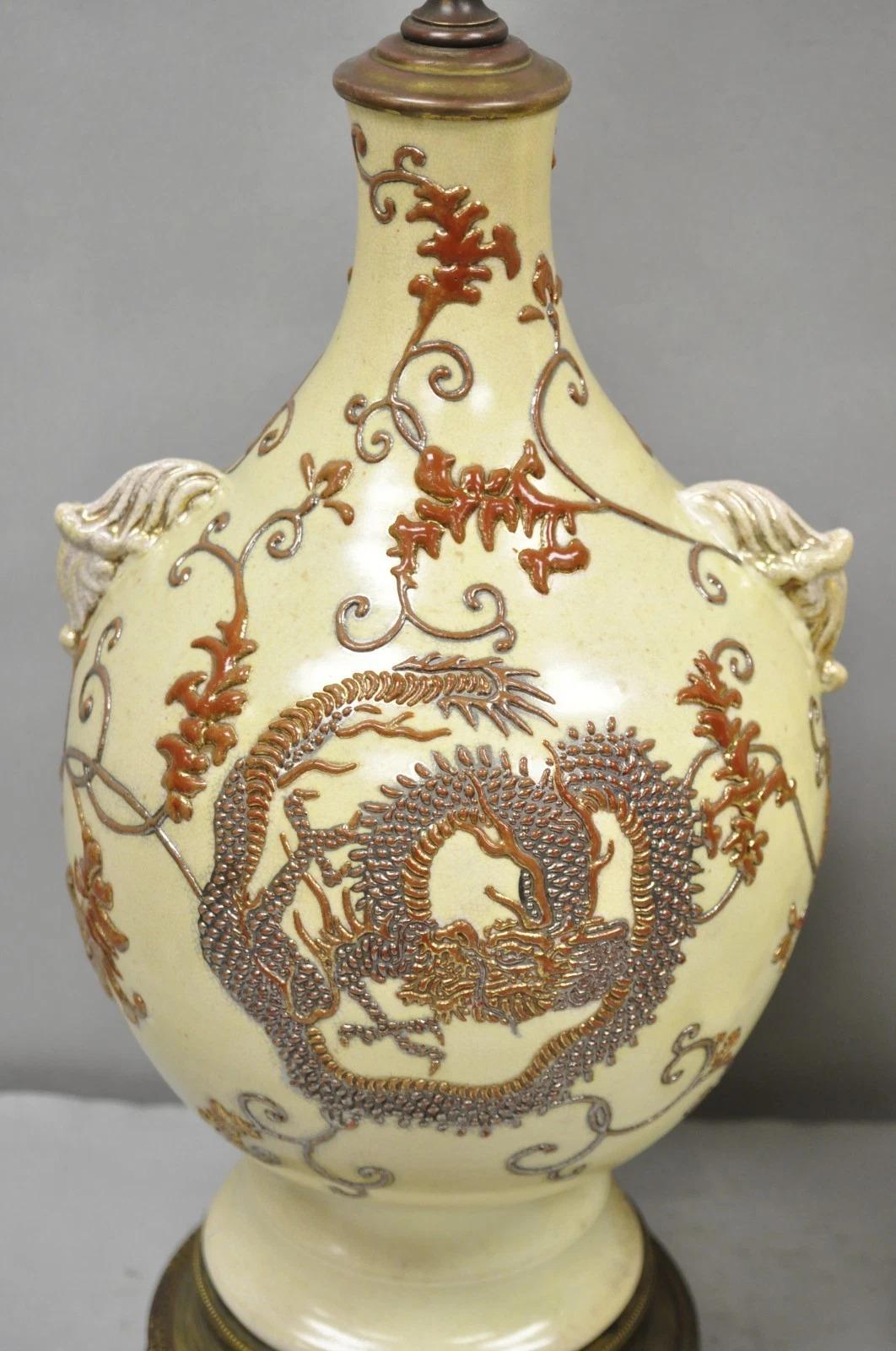 Pareja de lámparas de sobremesa de cerámica japonesa antigua con forma de jarrón y figuras de dragón en color beige en venta 10