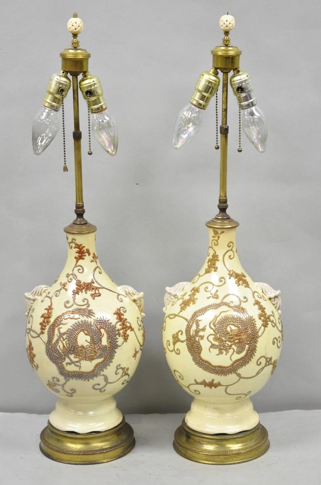 Pareja de lámparas de sobremesa de cerámica japonesa antigua con forma de jarrón y figuras de dragón en color beige en venta 11