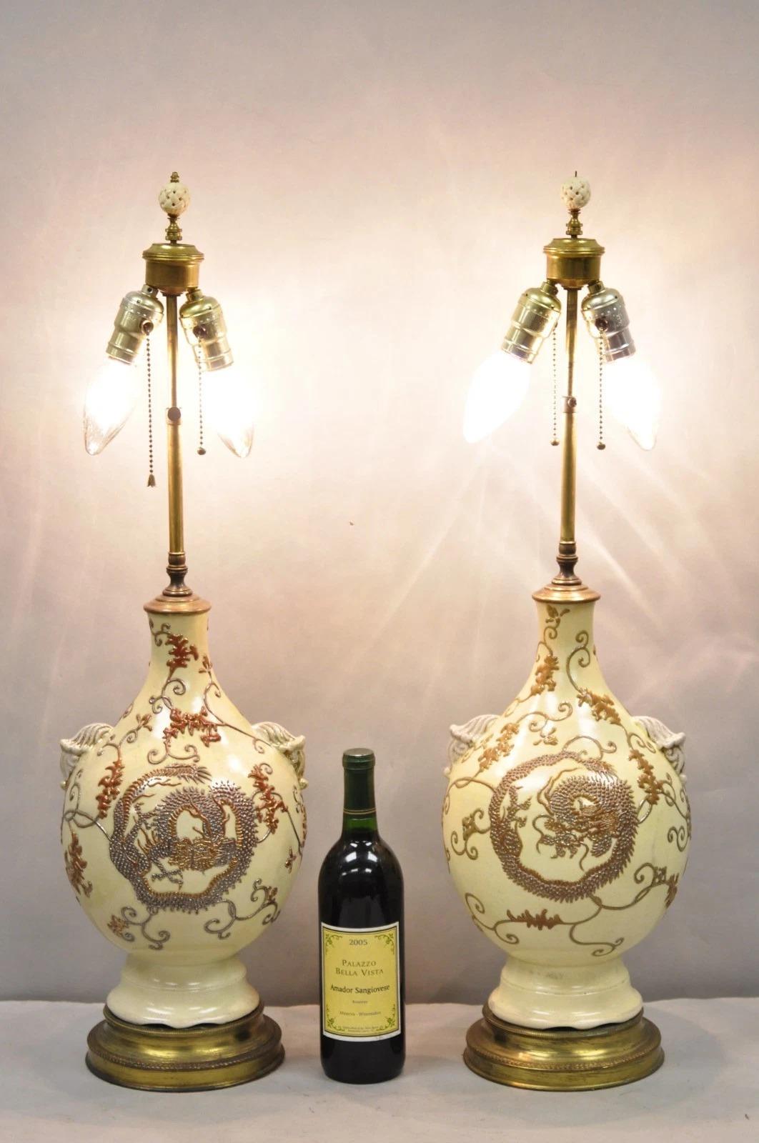 Lámparas de Sobremesa Japonesas Antiguas de Cerámica y Latón con Forma de Jarrón y Decoración Aplicada en Todos los Lados - Pareja. Principios del siglo XX. Medidas: 31,5