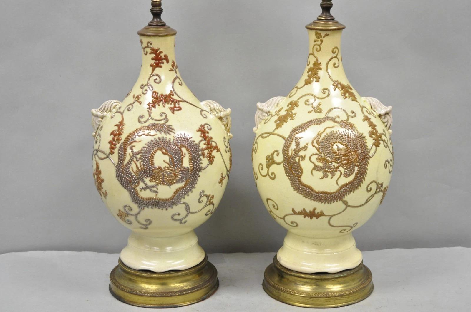 Pareja de lámparas de sobremesa de cerámica japonesa antigua con forma de jarrón y figuras de dragón en color beige Chinoiserie en venta