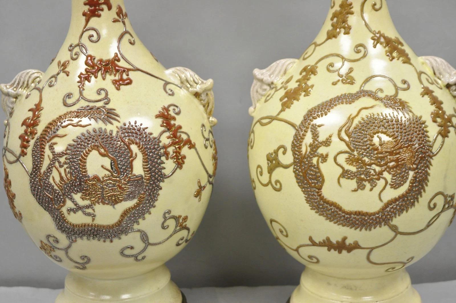 Pareja de lámparas de sobremesa de cerámica japonesa antigua con forma de jarrón y figuras de dragón en color beige en Bueno estado para la venta en Philadelphia, PA