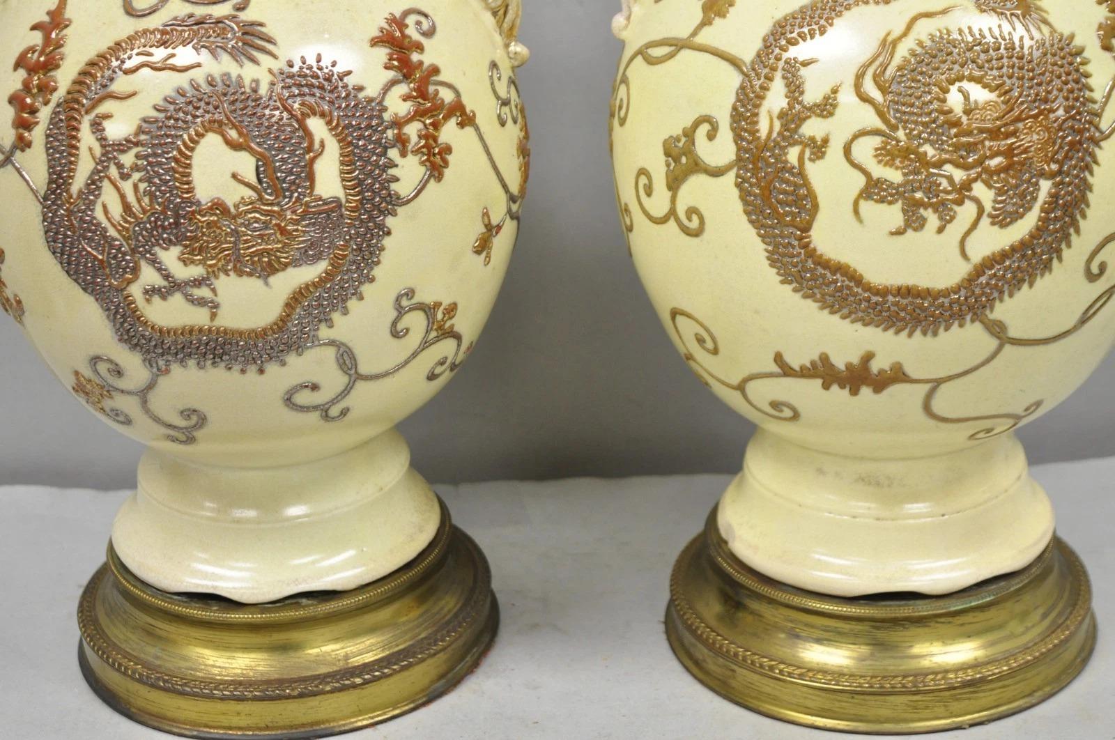 Pareja de lámparas de sobremesa de cerámica japonesa antigua con forma de jarrón y figuras de dragón en color beige siglo XX en venta