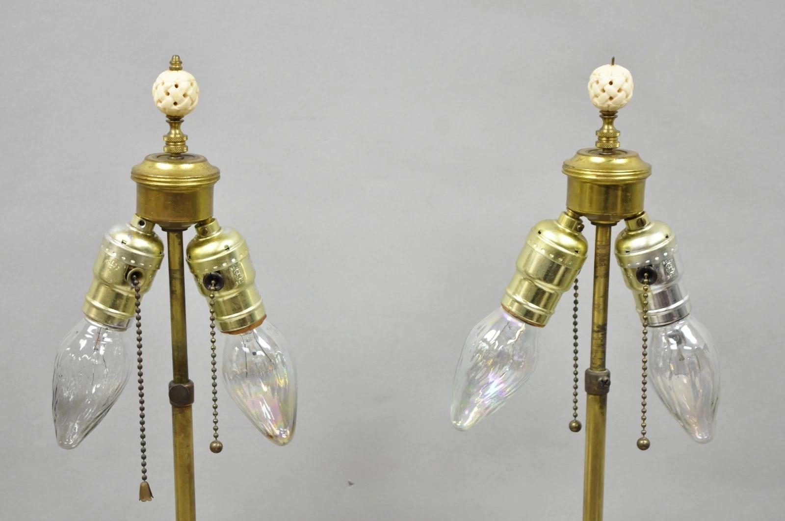 Pareja de lámparas de sobremesa de cerámica japonesa antigua con forma de jarrón y figuras de dragón en color beige Cerámico en venta