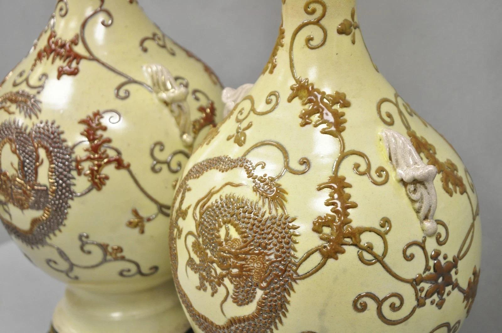 Pareja de lámparas de sobremesa de cerámica japonesa antigua con forma de jarrón y figuras de dragón en color beige en venta 1