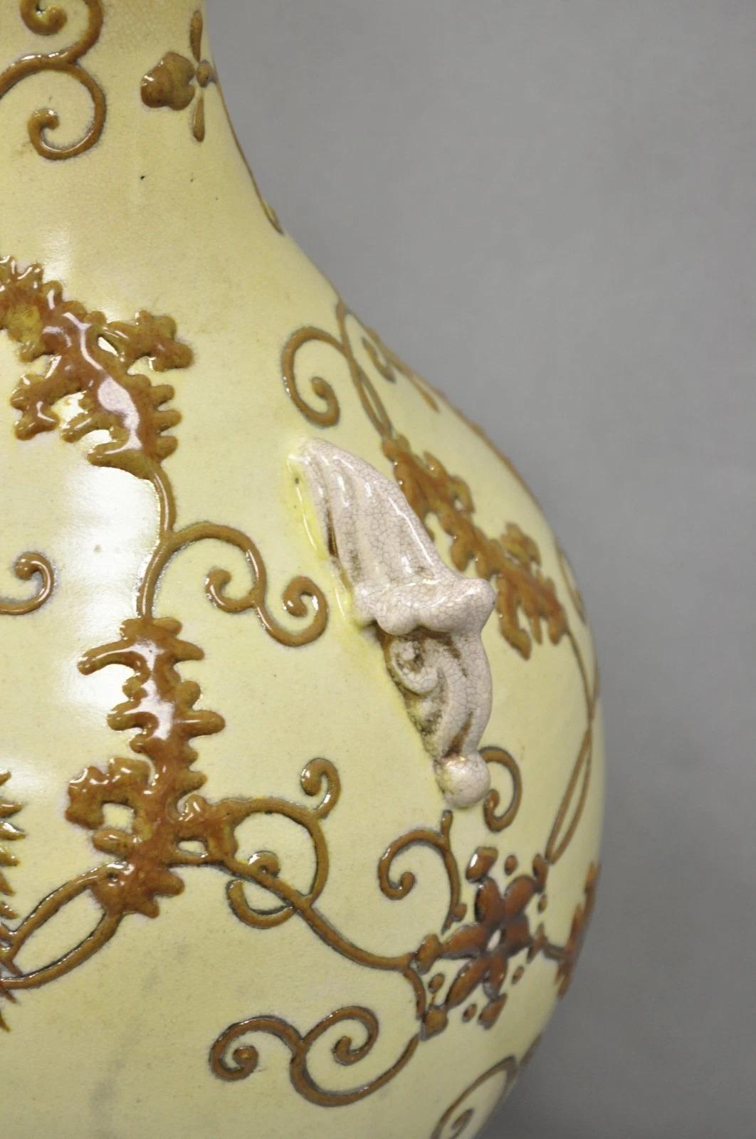 Pareja de lámparas de sobremesa de cerámica japonesa antigua con forma de jarrón y figuras de dragón en color beige en venta 2