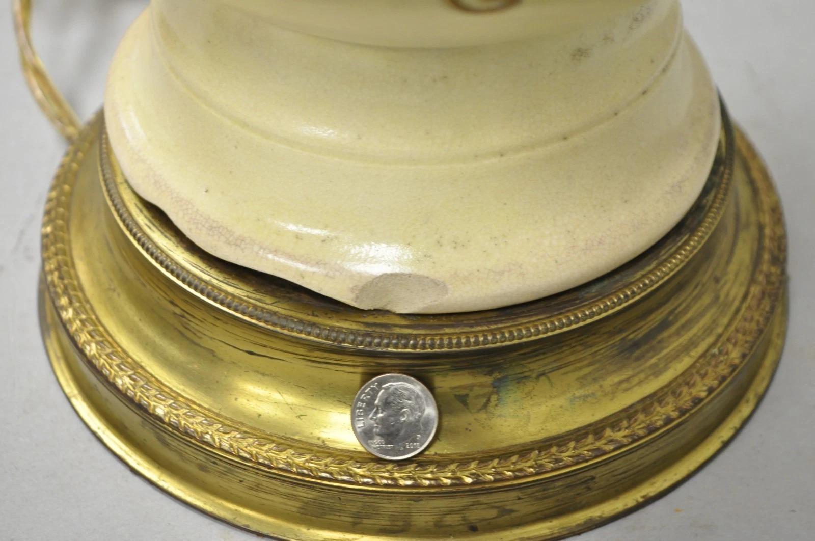 Pareja de lámparas de sobremesa de cerámica japonesa antigua con forma de jarrón y figuras de dragón en color beige en venta 3