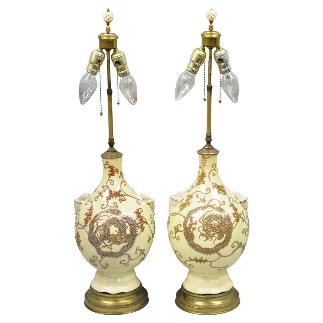 Antiche lampade da tavolo in ceramica giapponese beige a forma di vaso con drago figurato - una coppia