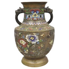 Antico vaso giapponese Champleve Cloisonne smaltato in bronzo a due maniglie da 14 pollici