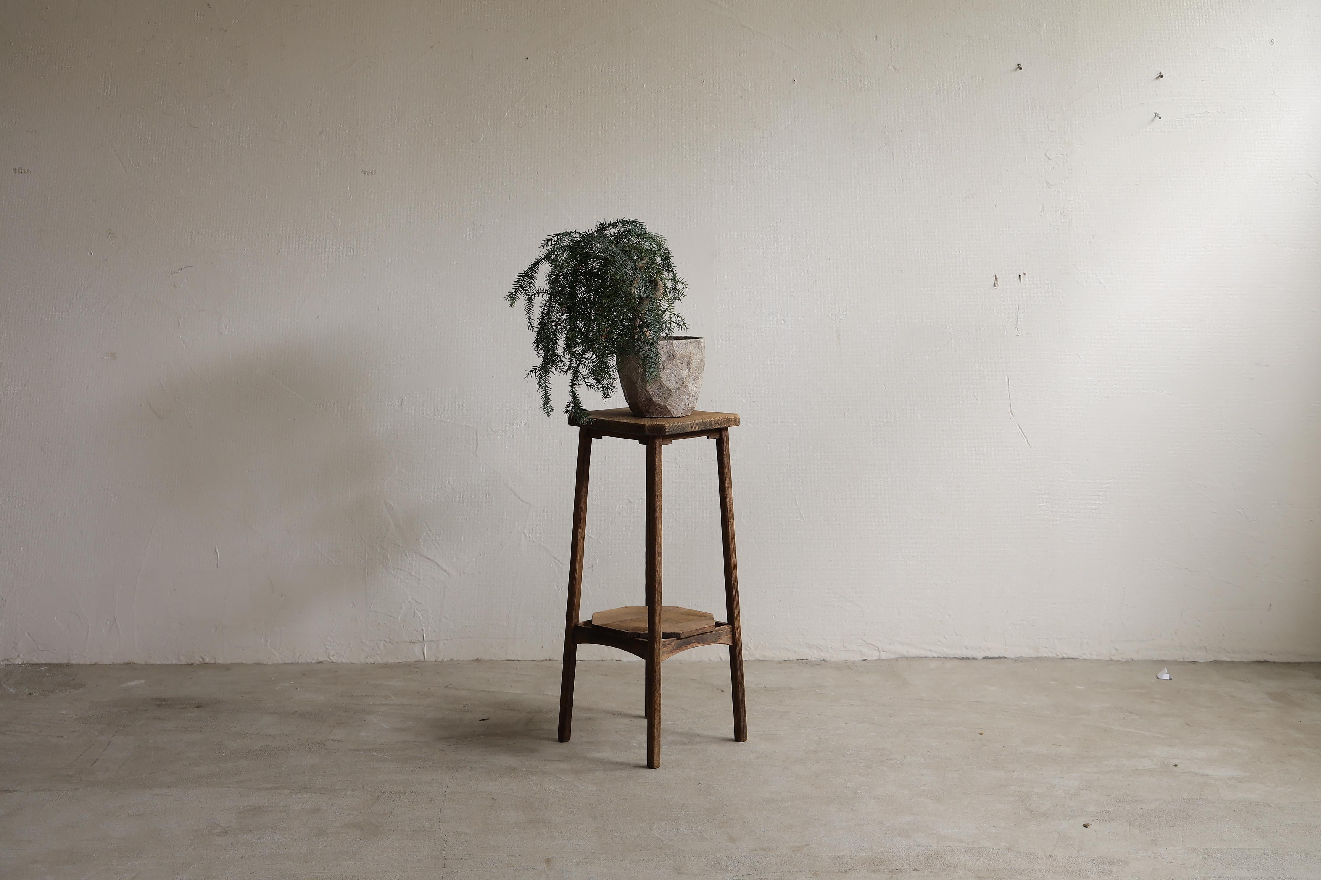 Ce stand antique en bois de frêne a une présence modeste mais belle.
La combinaison du plateau rustique et des pieds délicatement tournés est impressionnante.
Ce porte-fleurs est fabriqué en bois de châtaignier et a une apparence digne.

Le dessus a