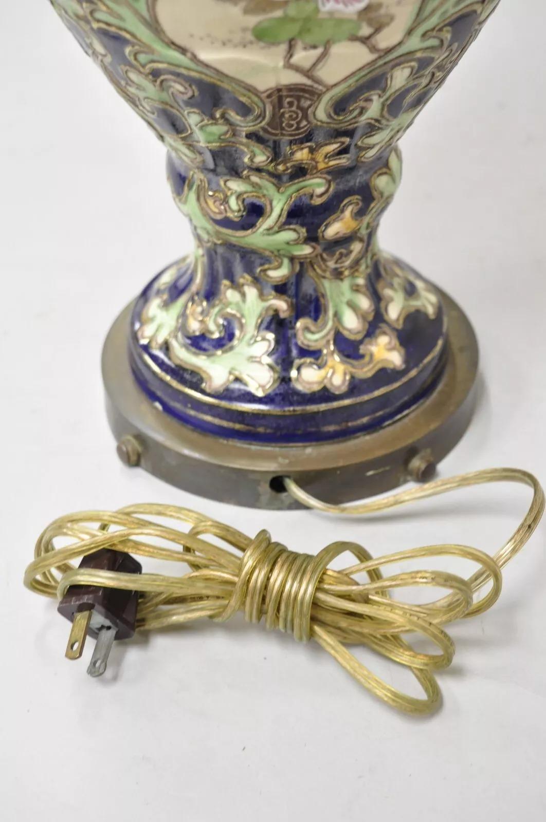 Grande lampe de bureau japonaise ancienne de style chinoiserie en porcelaine bleue à fleurs 