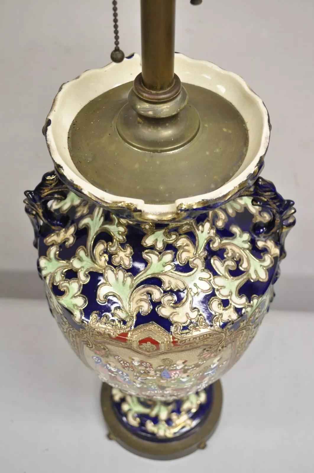 Grande lampe de bureau japonaise ancienne de style chinoiserie en porcelaine bleue à fleurs 