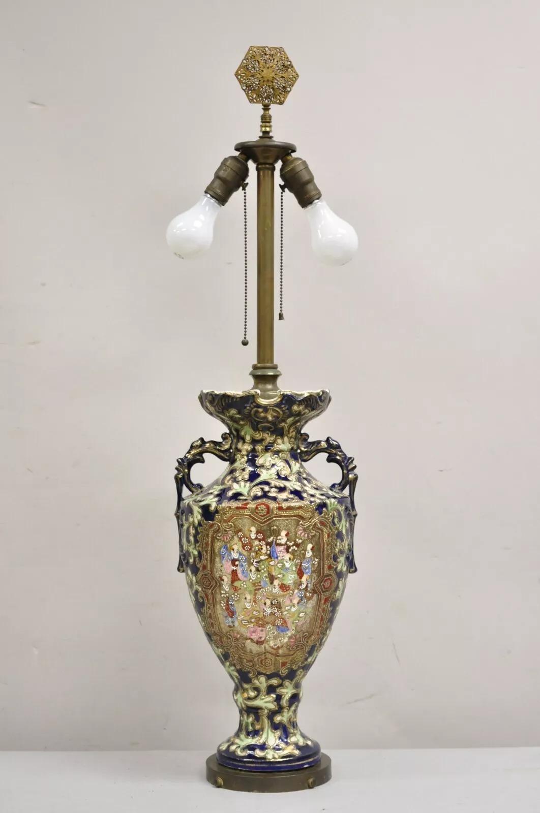 Grande lampe de bureau japonaise ancienne de style chinoiserie en porcelaine bleue à fleurs 