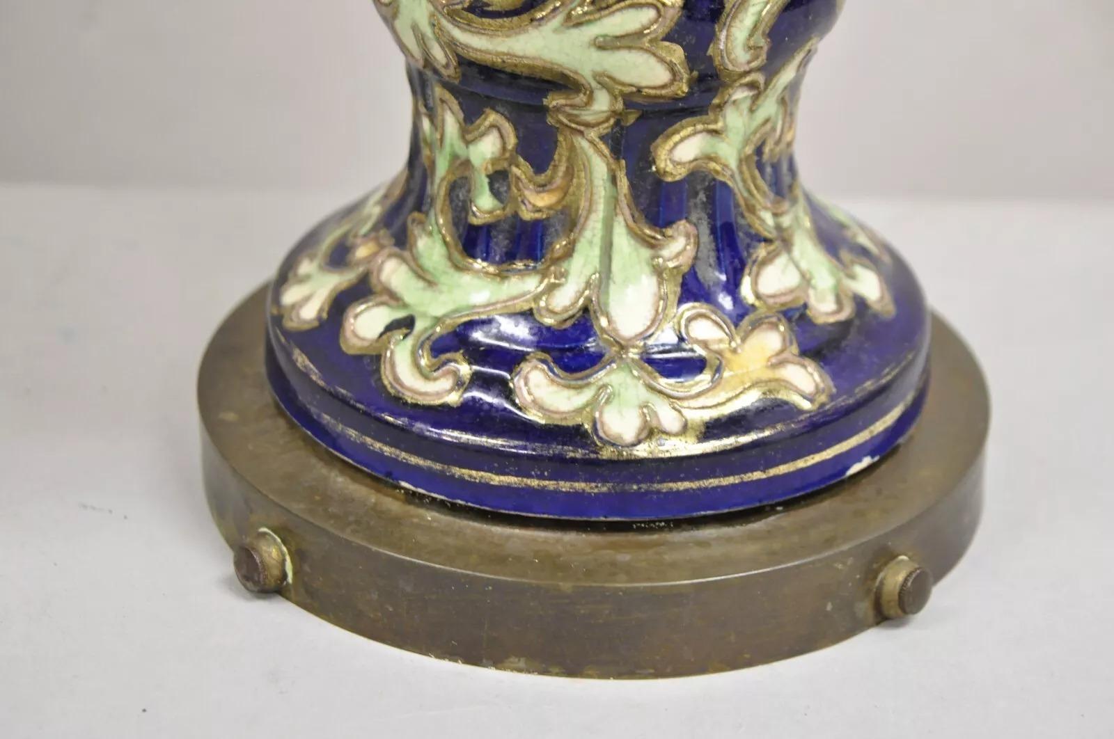 Grande lampe de bureau japonaise ancienne de style chinoiserie en porcelaine bleue à fleurs 
