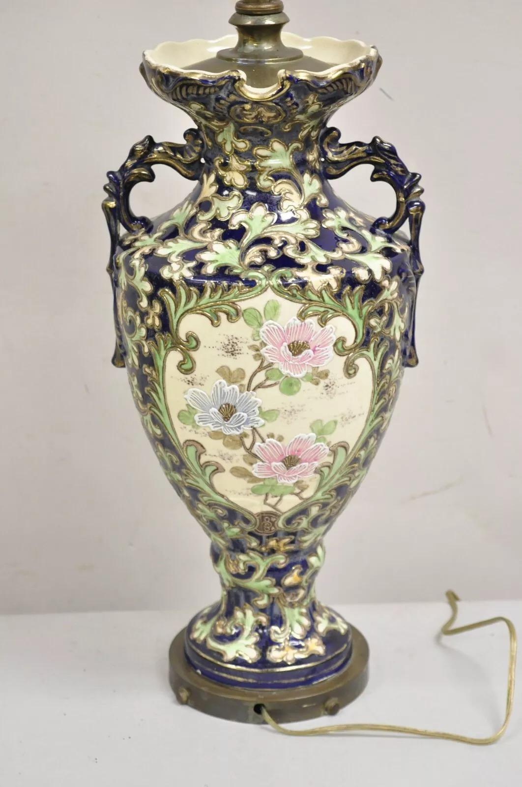 20ième siècle Grande lampe de bureau japonaise ancienne de style chinoiserie en porcelaine bleue à fleurs 