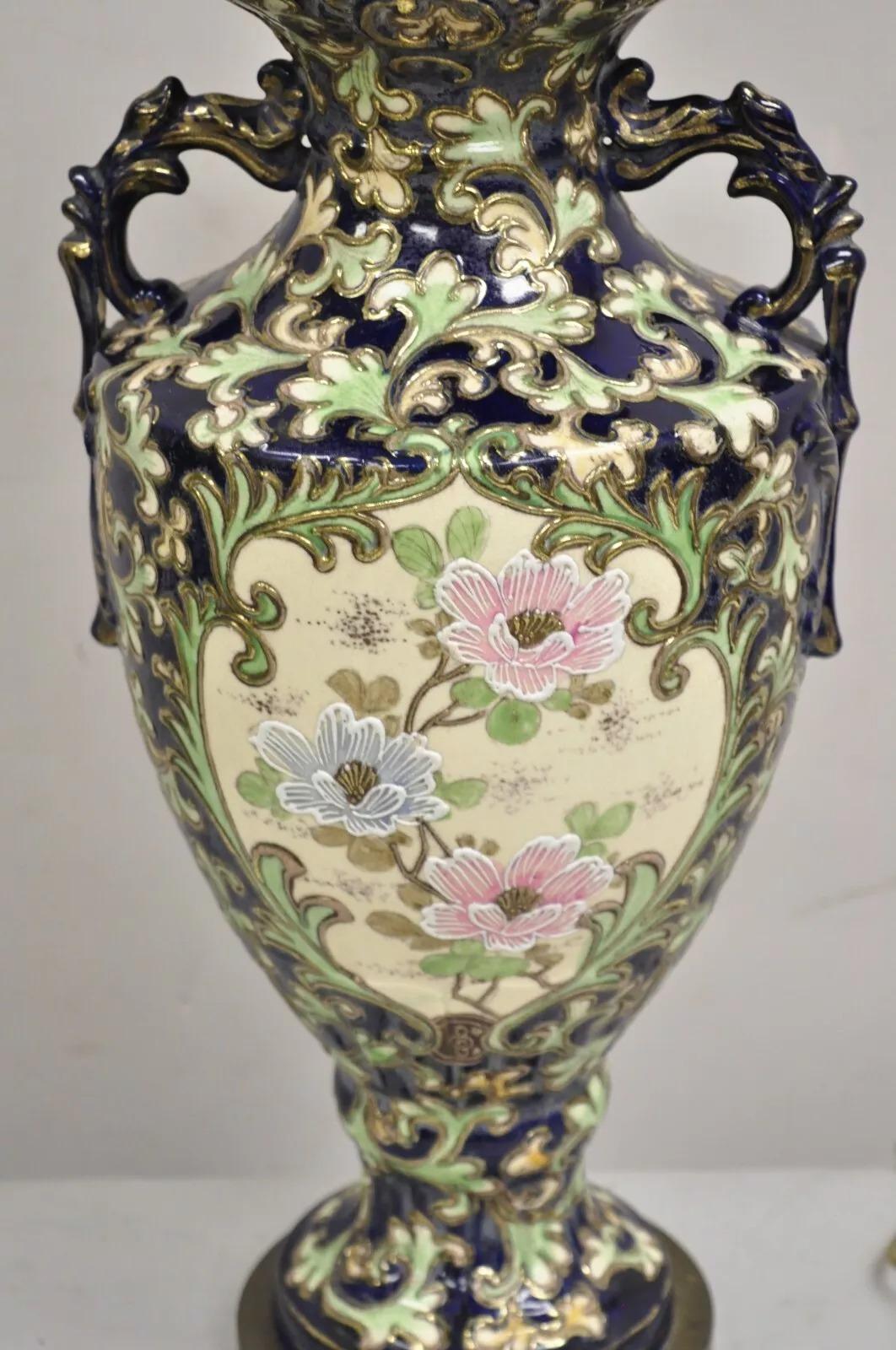 Porcelaine Grande lampe de bureau japonaise ancienne de style chinoiserie en porcelaine bleue à fleurs 