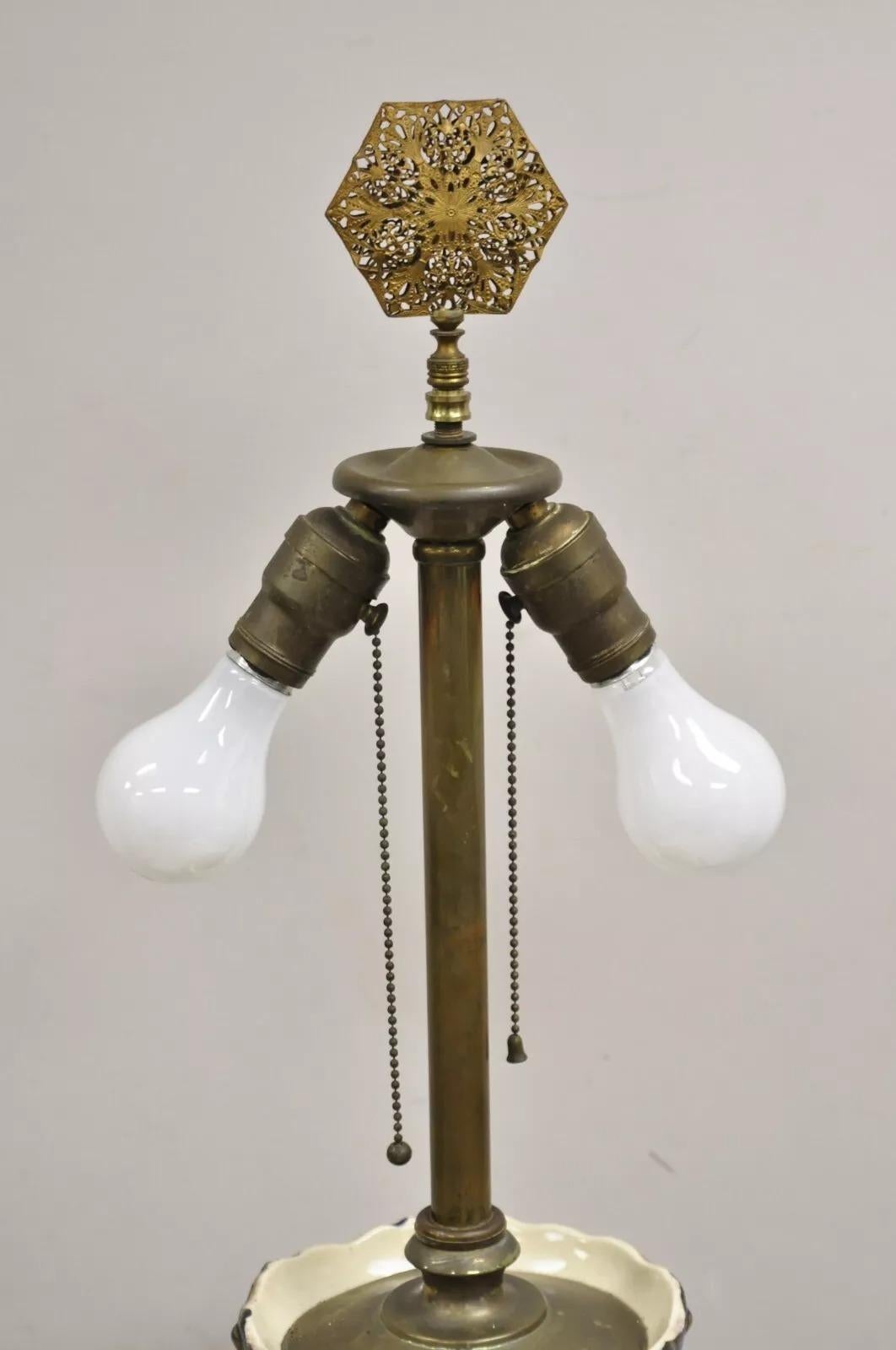 Grande lampe de bureau japonaise ancienne de style chinoiserie en porcelaine bleue à fleurs 