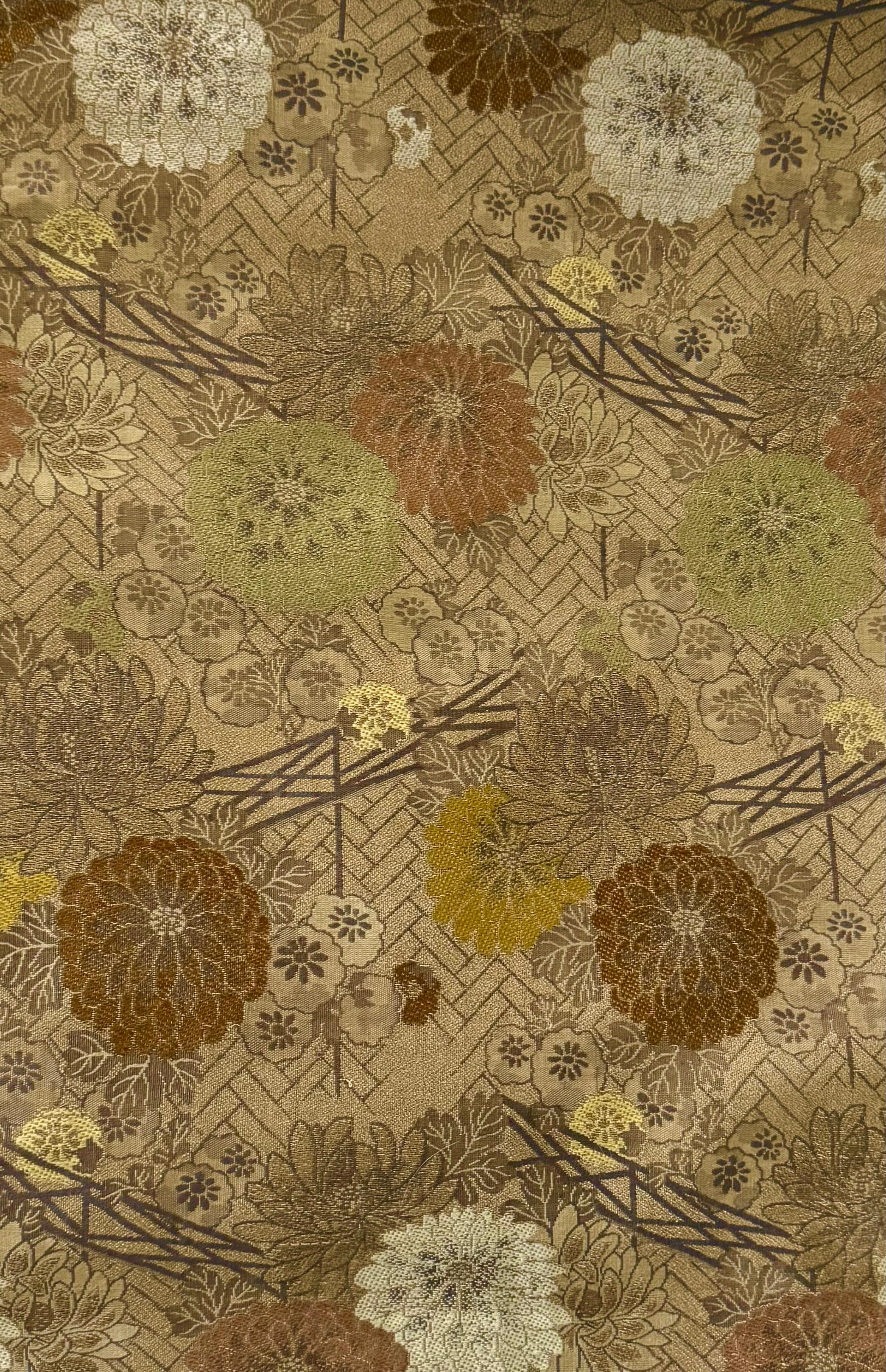 Réalisé à partir d'un obi de soie japonaise antique à motif de chrysanthème et de soie brute, ce coussin lombaire est à la fois élégant et sophistiqué. Cet oreiller se caractérise par de magnifiques tons de terre dorés. Le pourtour de l'oreiller