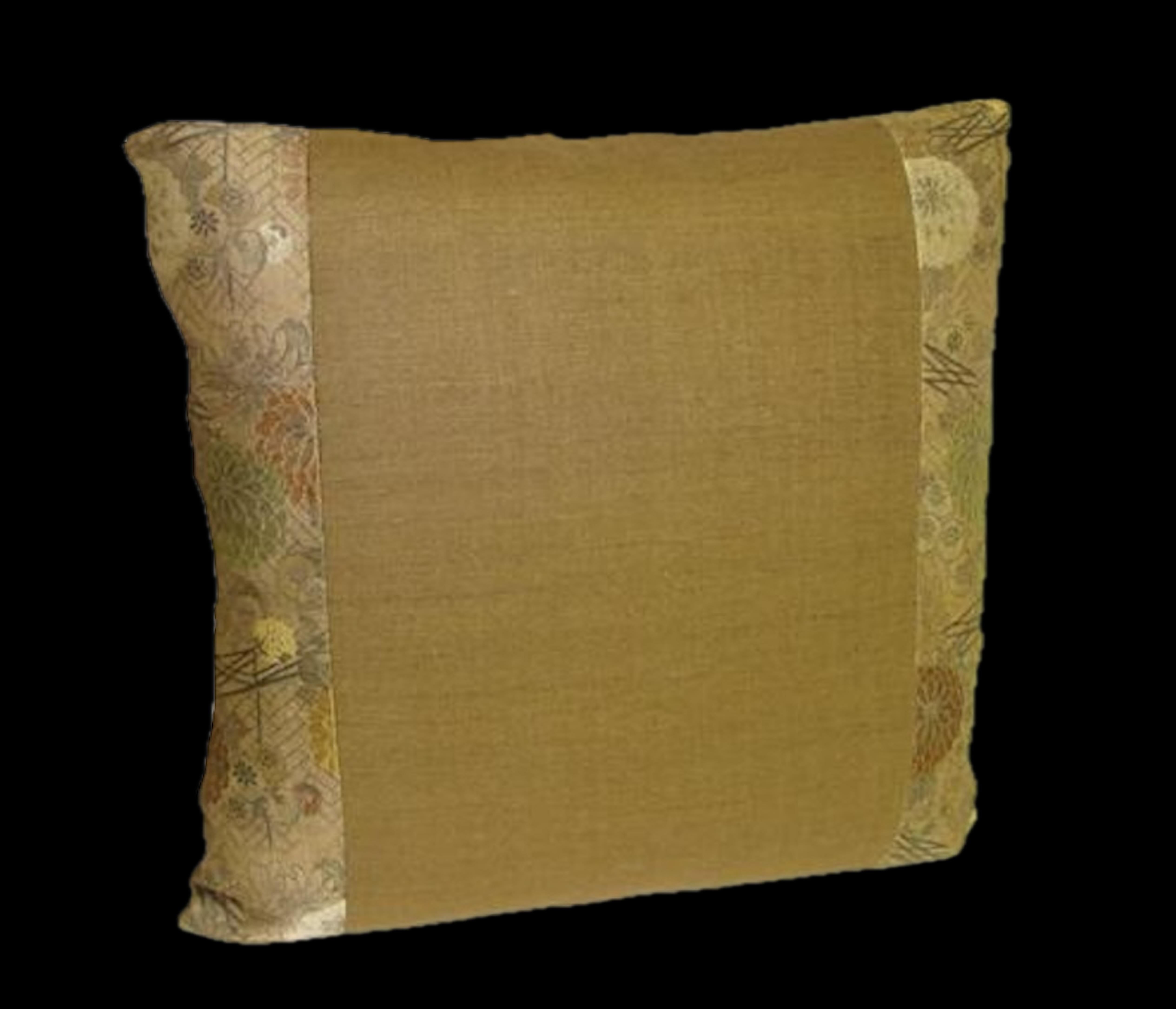 Américain Coussin japonais ancien à motif de chrysanthèmes en vente