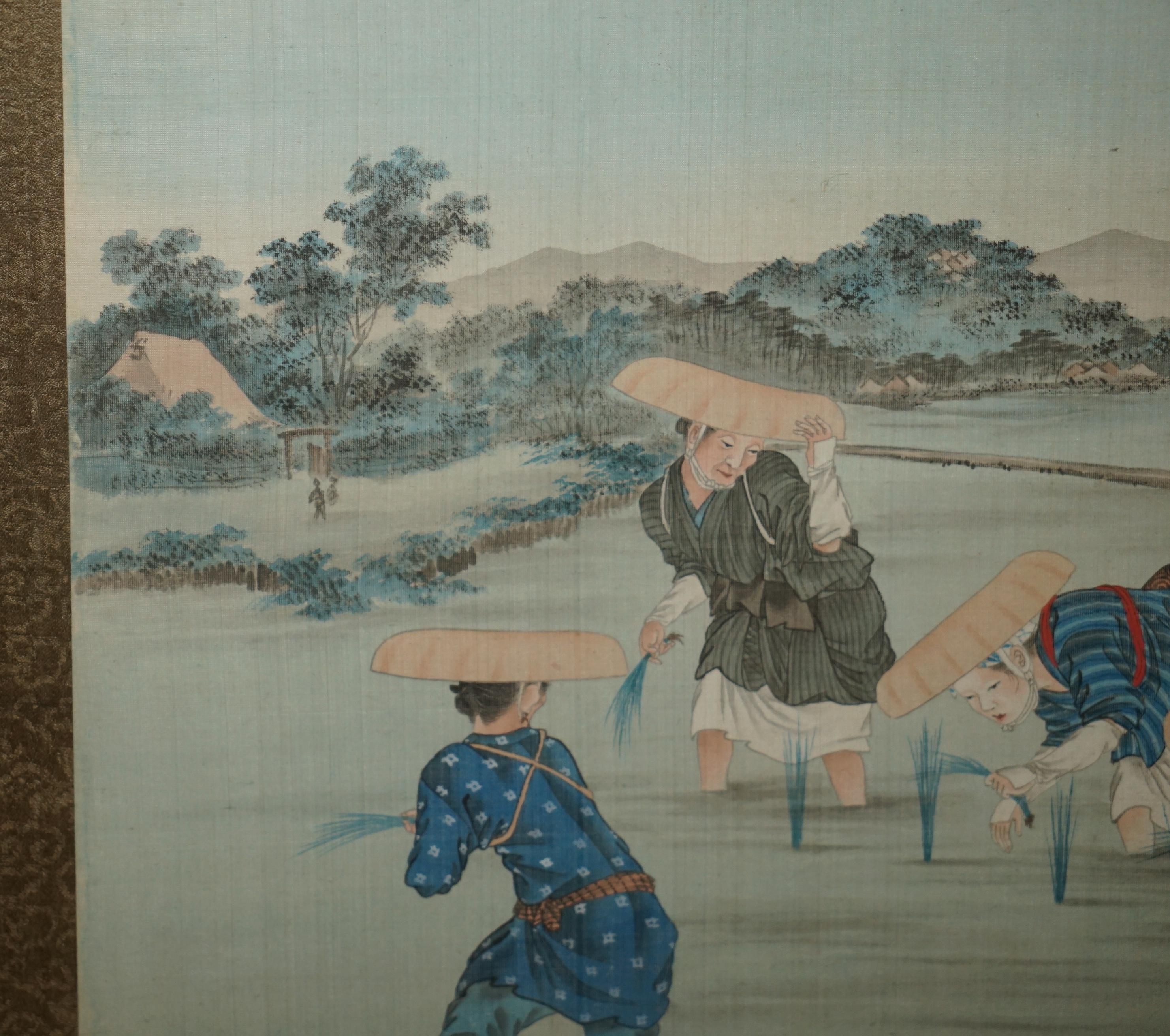 Japonisme ANTIQUE JAPANESE CIR 1920's WOODBLOCK TRIPTYCH WATERCOLOUR PRINT OF RICE PICKERS For Sale