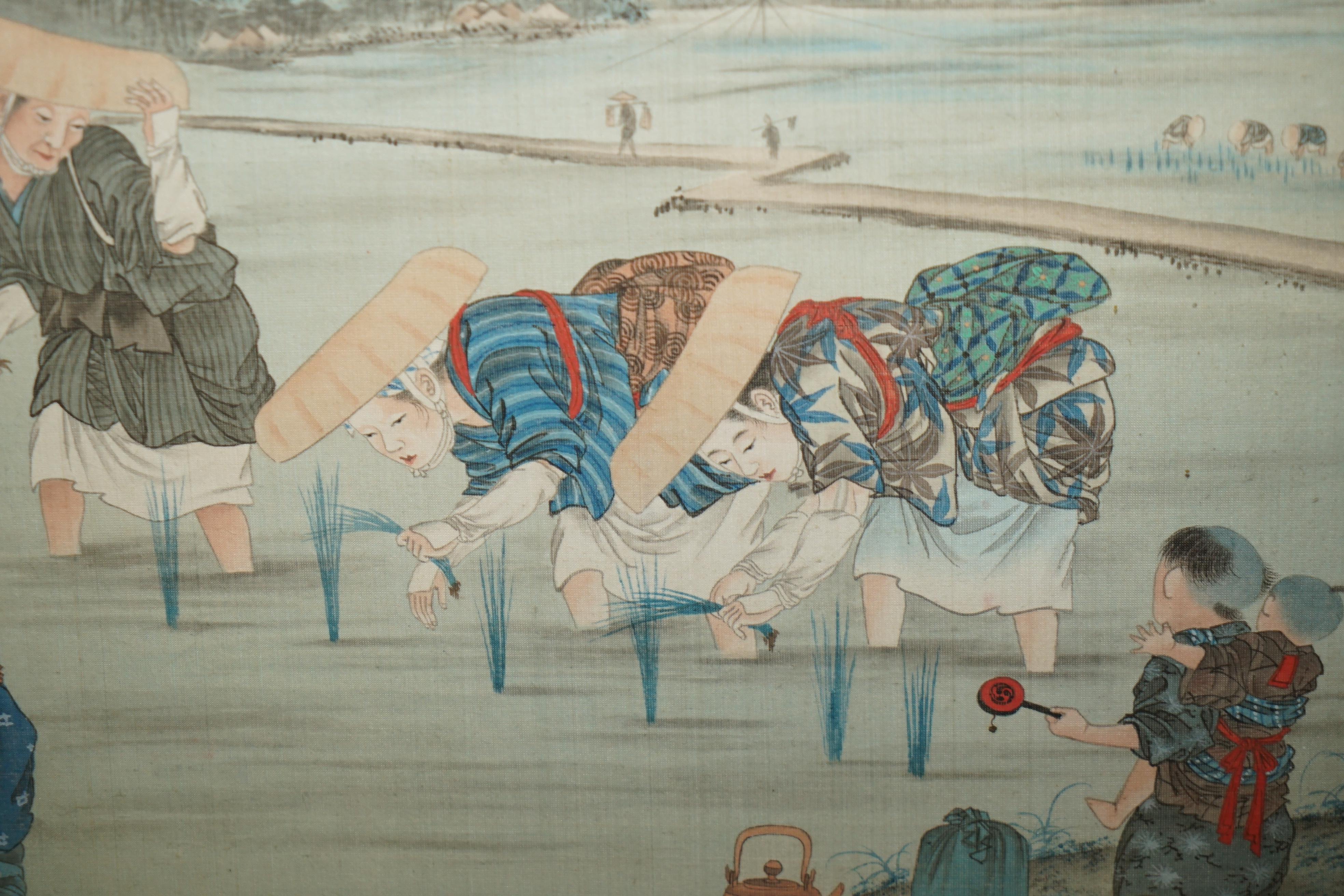 ANTIQUE JAPANESE CIR 1920's WOODBLOCK TRIPTYCH WATERCOLOUR PRINT OF RICE PICKERS In Good Condition For Sale In West Sussex, Pulborough