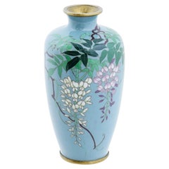 Antico vaso giapponese di Cloisonne con glicine in fiore