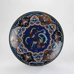 Antiguo Cargador Japonés de Cloisonné con Dragón y Diseño Floral c1920