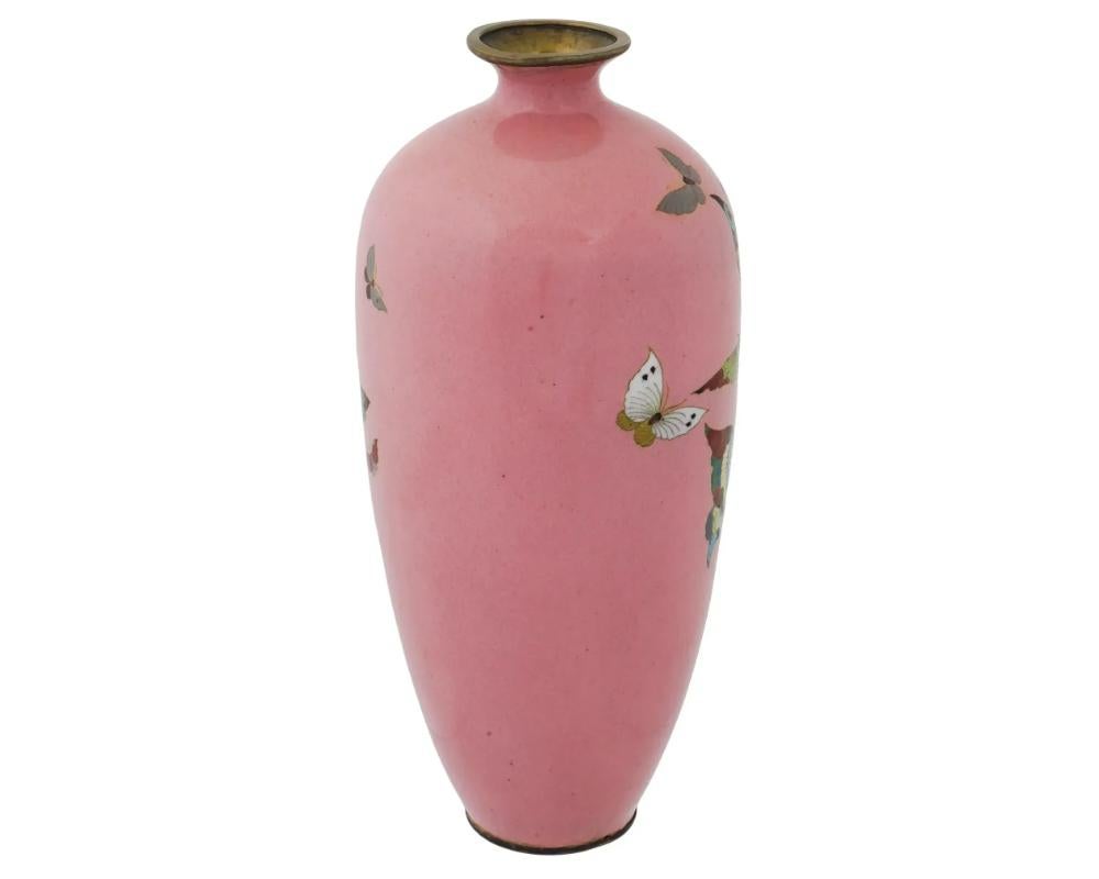 Cloisonné Vase papillon japonais ancien en coton cloisonné et émail rose bonbon en vente