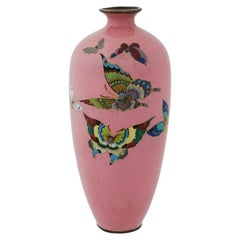 Vase papillon japonais ancien en coton cloisonné et émail rose bonbon