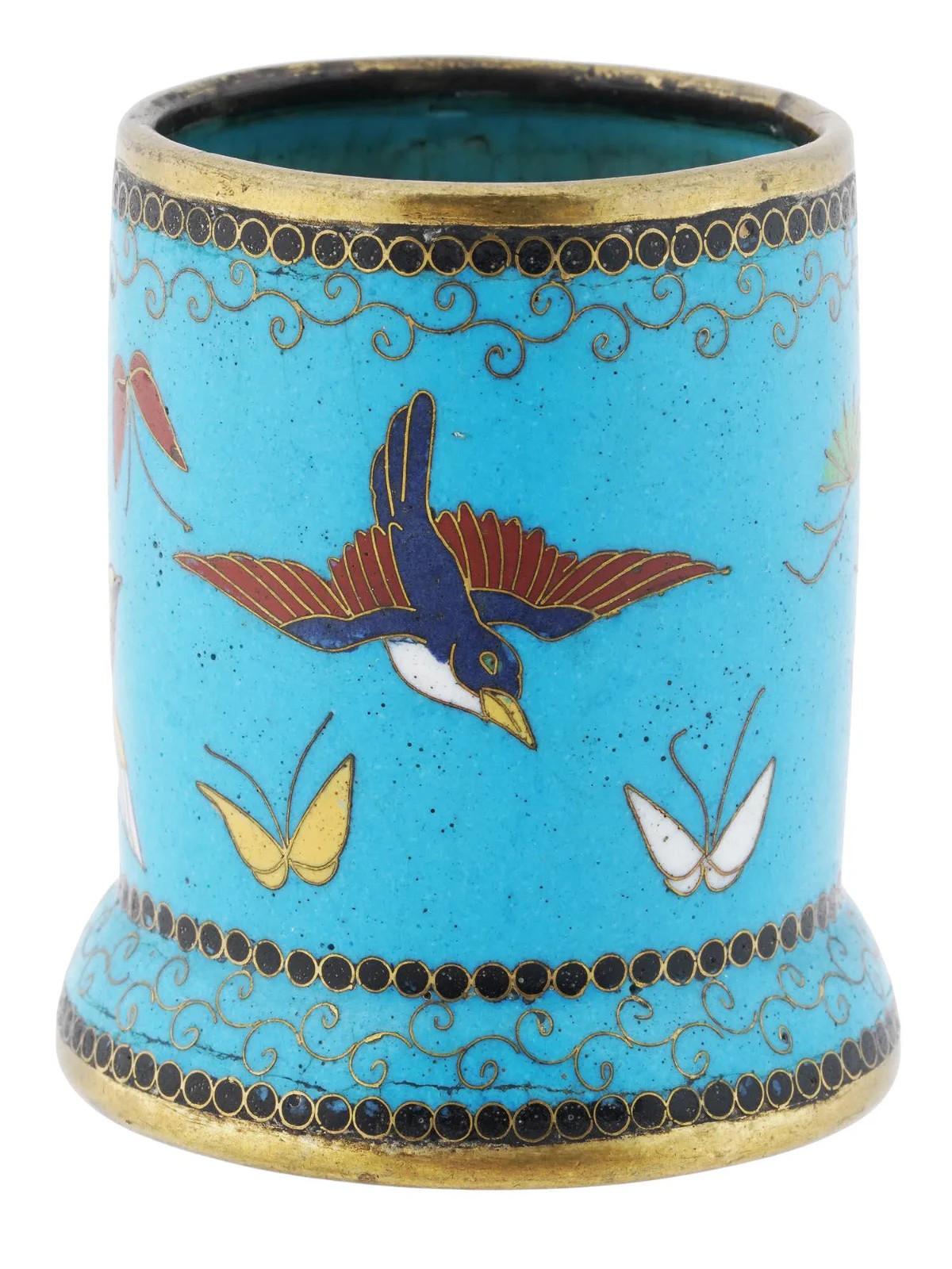 Eine antike japanische Kupferbürstenkanne mit Cloisonne-Emaille-Muster. Vor 1912. Der Artikel ist mit Vögeln und Tannenzweigen auf türkisfarbenem Hintergrund verziert. Orientalisches Dekor für die Inneneinrichtung, Schreibtischzubehör und