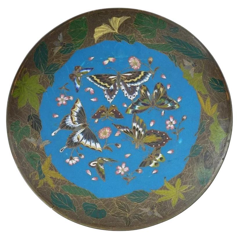 Antiguo Plato Cargador Japonés de Cloisonné Esmaltado con Mariposas e Insectos en venta