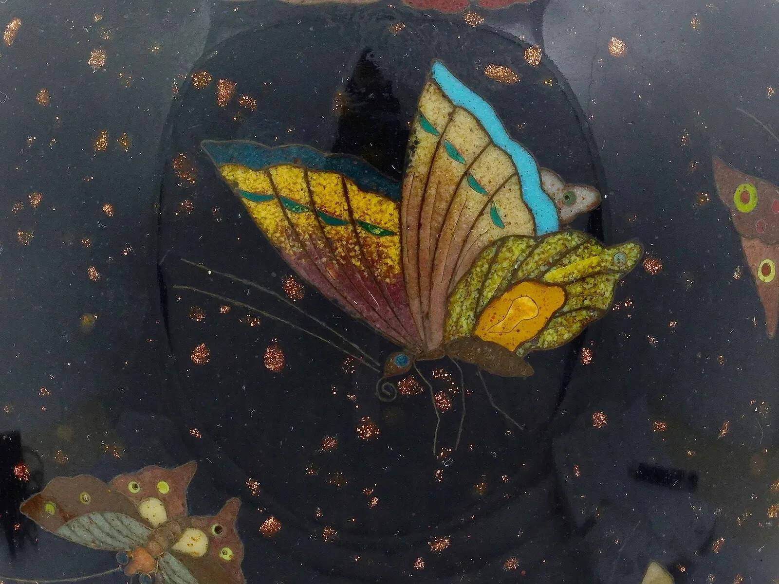 Antico vaso giapponese in smalto cloisonne con farfalla e pietra d'oro nera Honda Y in vendita 2