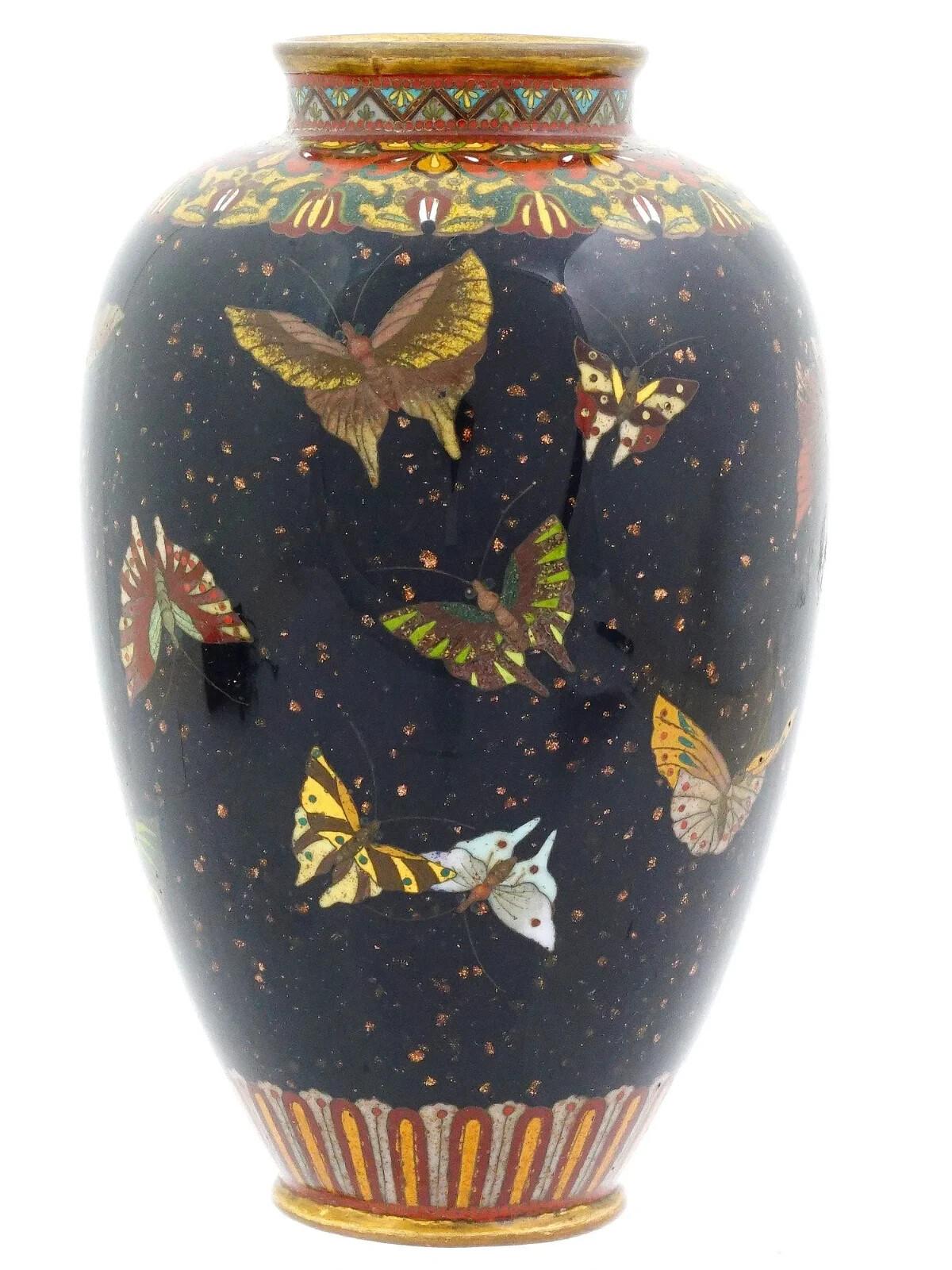 Giapponese Antico vaso giapponese in smalto cloisonne con farfalla e pietra d'oro nera Honda Y in vendita
