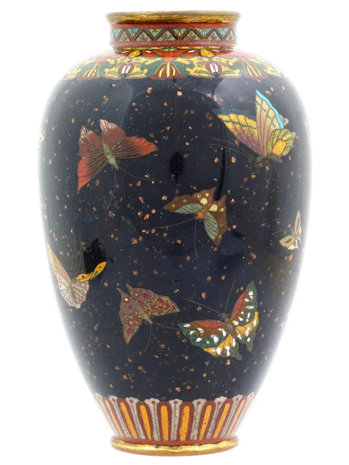 Cloisonné Antico vaso giapponese in smalto cloisonne con farfalla e pietra d'oro nera Honda Y in vendita