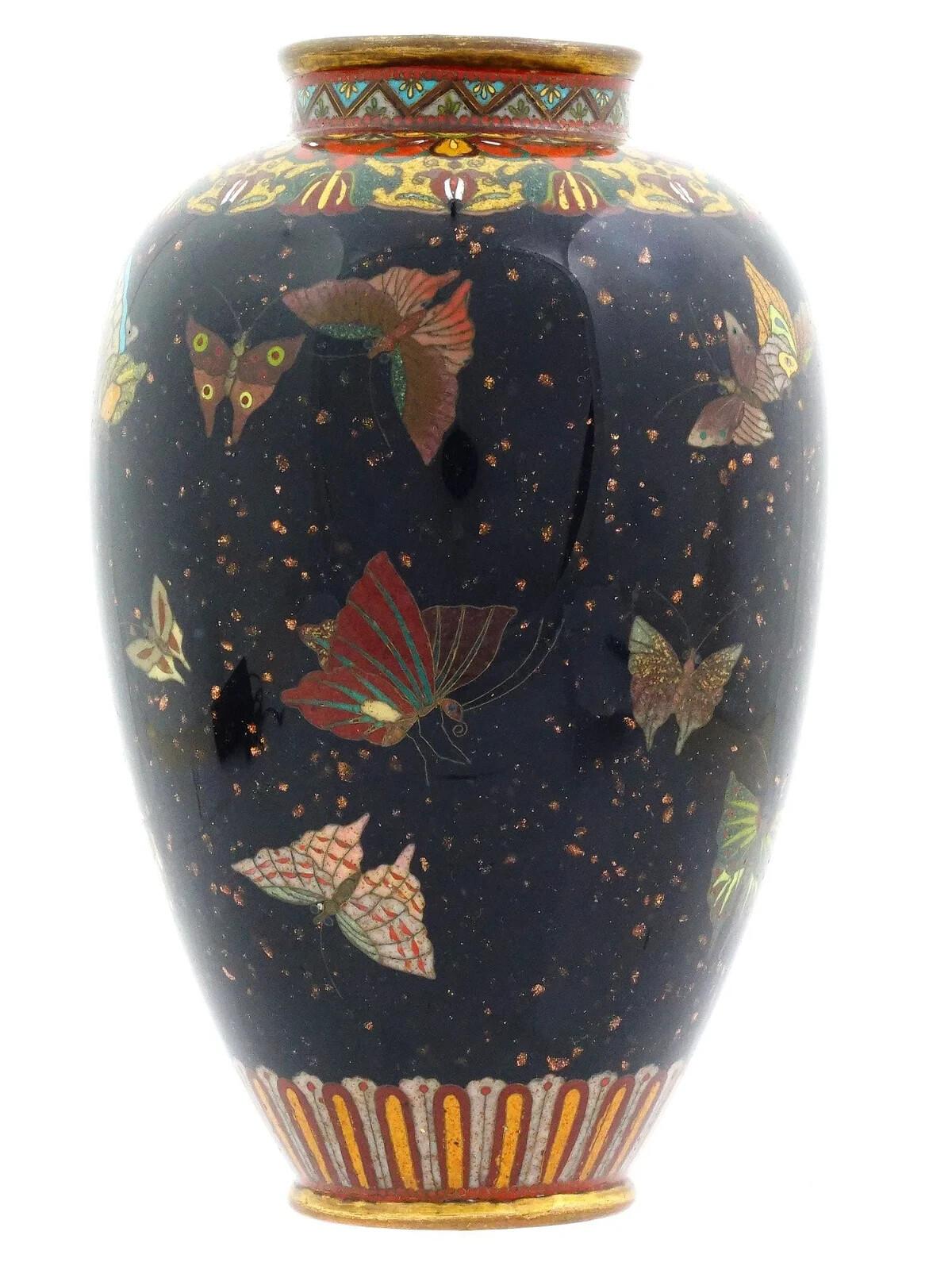 Antico vaso giapponese in smalto cloisonne con farfalla e pietra d'oro nera Honda Y In condizioni buone in vendita a Queens, NY