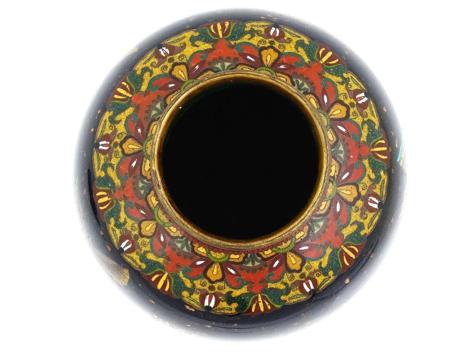 XIX secolo Antico vaso giapponese in smalto cloisonne con farfalla e pietra d'oro nera Honda Y in vendita
