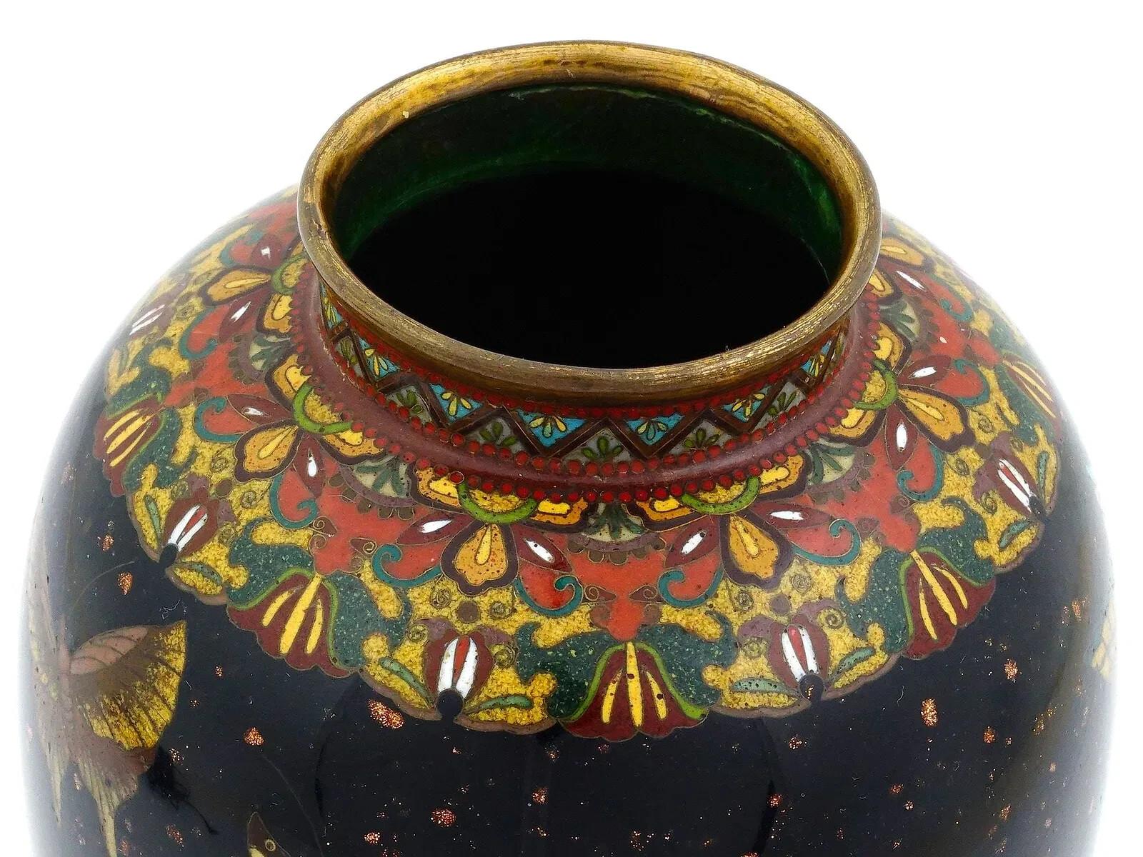 Antico vaso giapponese in smalto cloisonne con farfalla e pietra d'oro nera Honda Y in vendita 1
