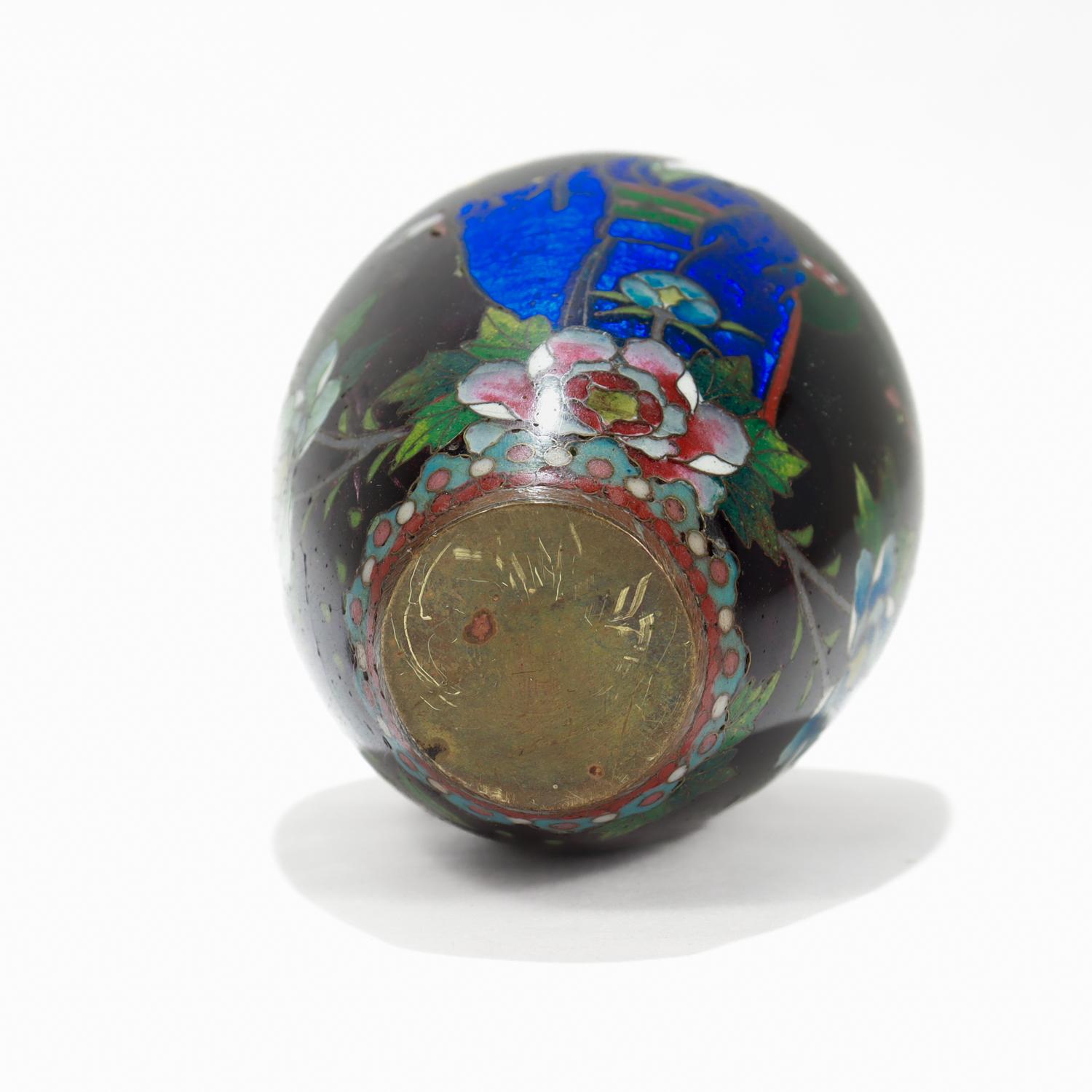 Antique Japanese Cloisonne Enamel Cabinet Vase with Geisha & Flowers For Sale 4
