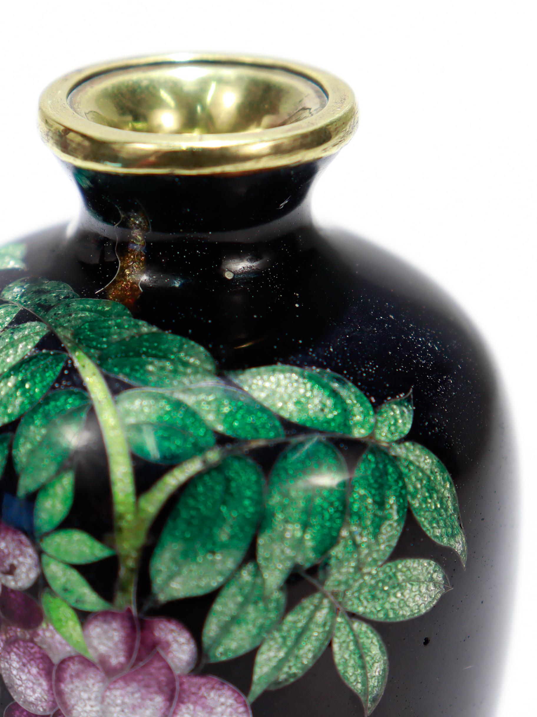 Ancien vase de cabinet en émail cloisonné japonais avec glycine en vente 4