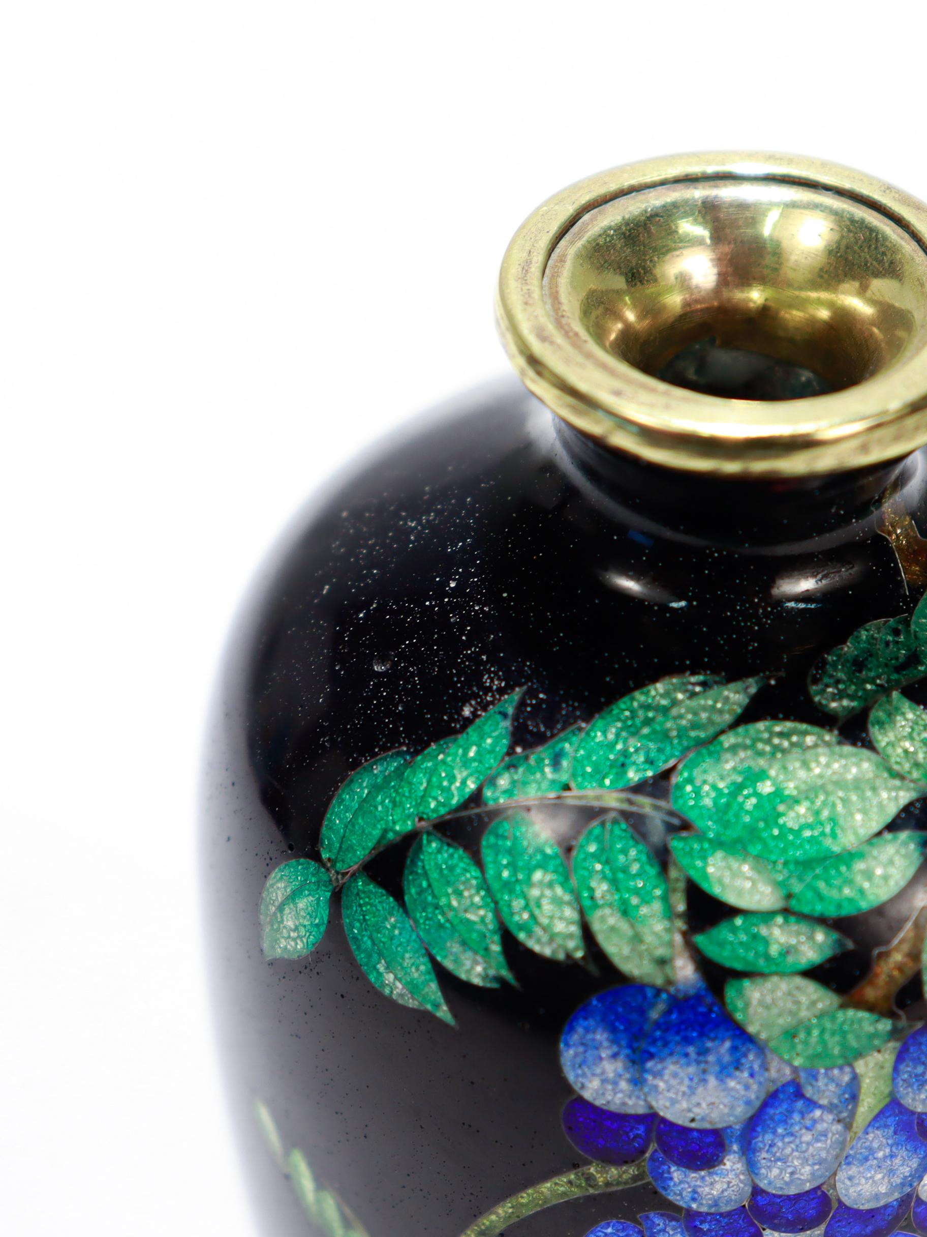 Ancien vase de cabinet en émail cloisonné japonais avec glycine en vente 5