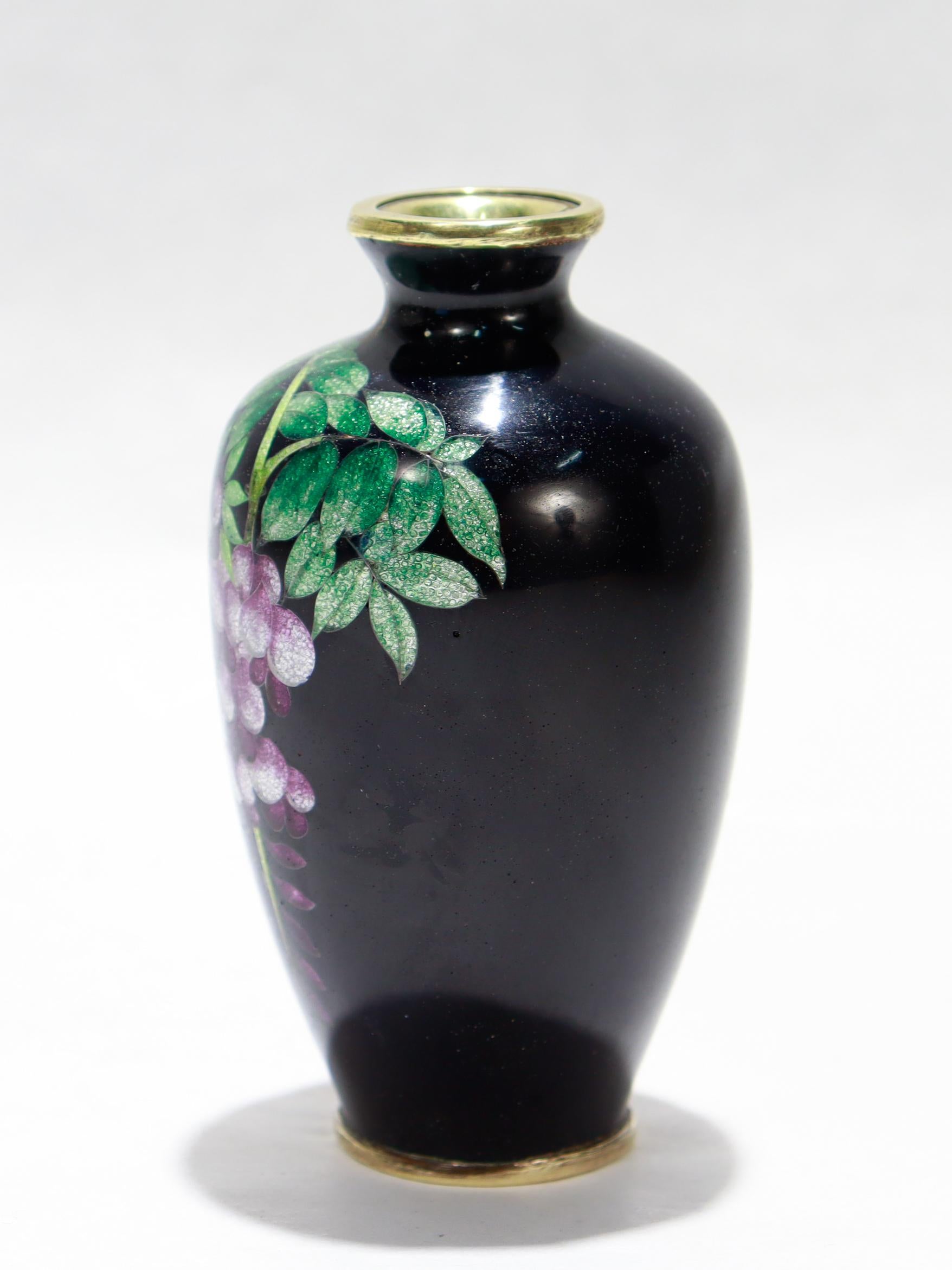 Japonais Ancien vase de cabinet en émail cloisonné japonais avec glycine en vente