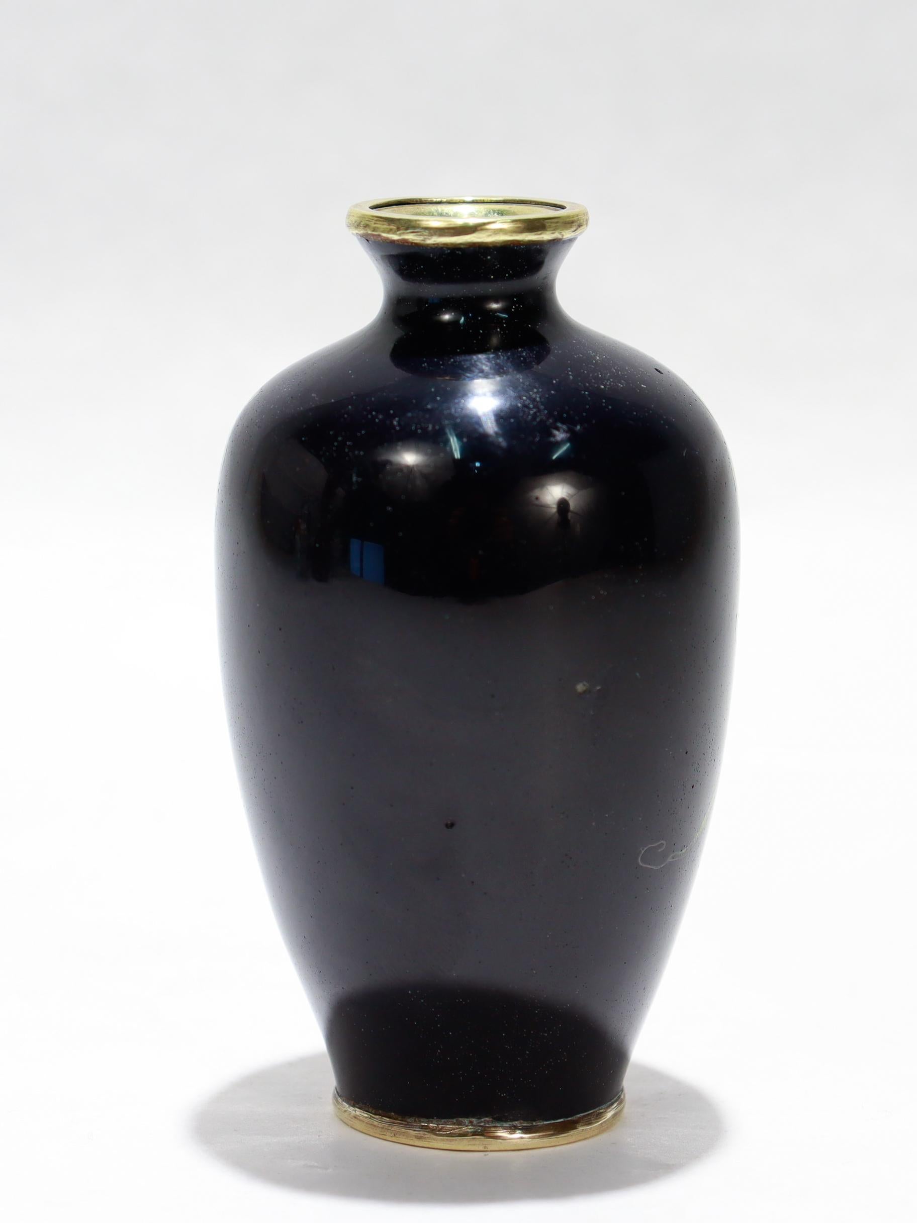 Ancien vase de cabinet en émail cloisonné japonais avec glycine Bon état - En vente à Philadelphia, PA