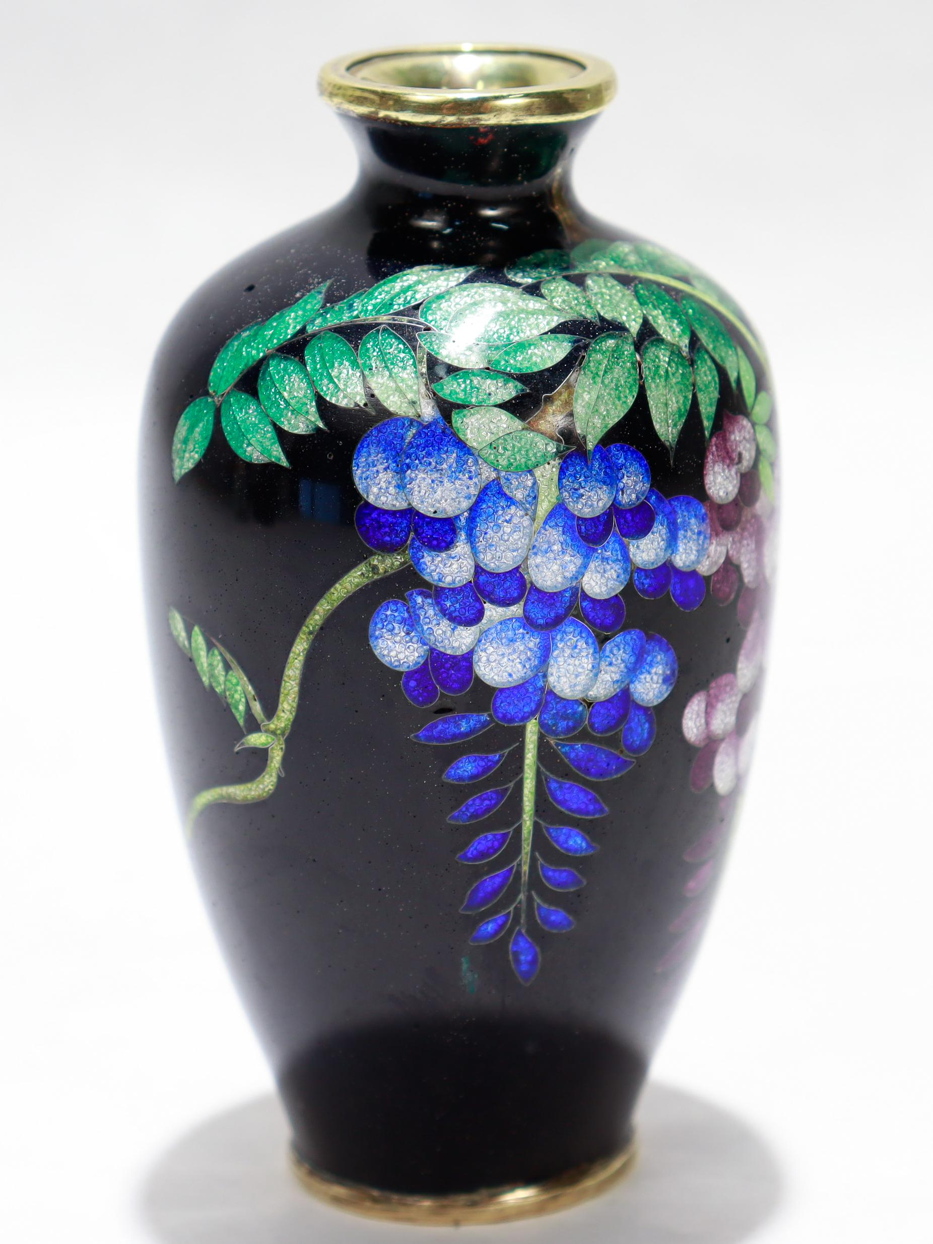 Émail Ancien vase de cabinet en émail cloisonné japonais avec glycine en vente