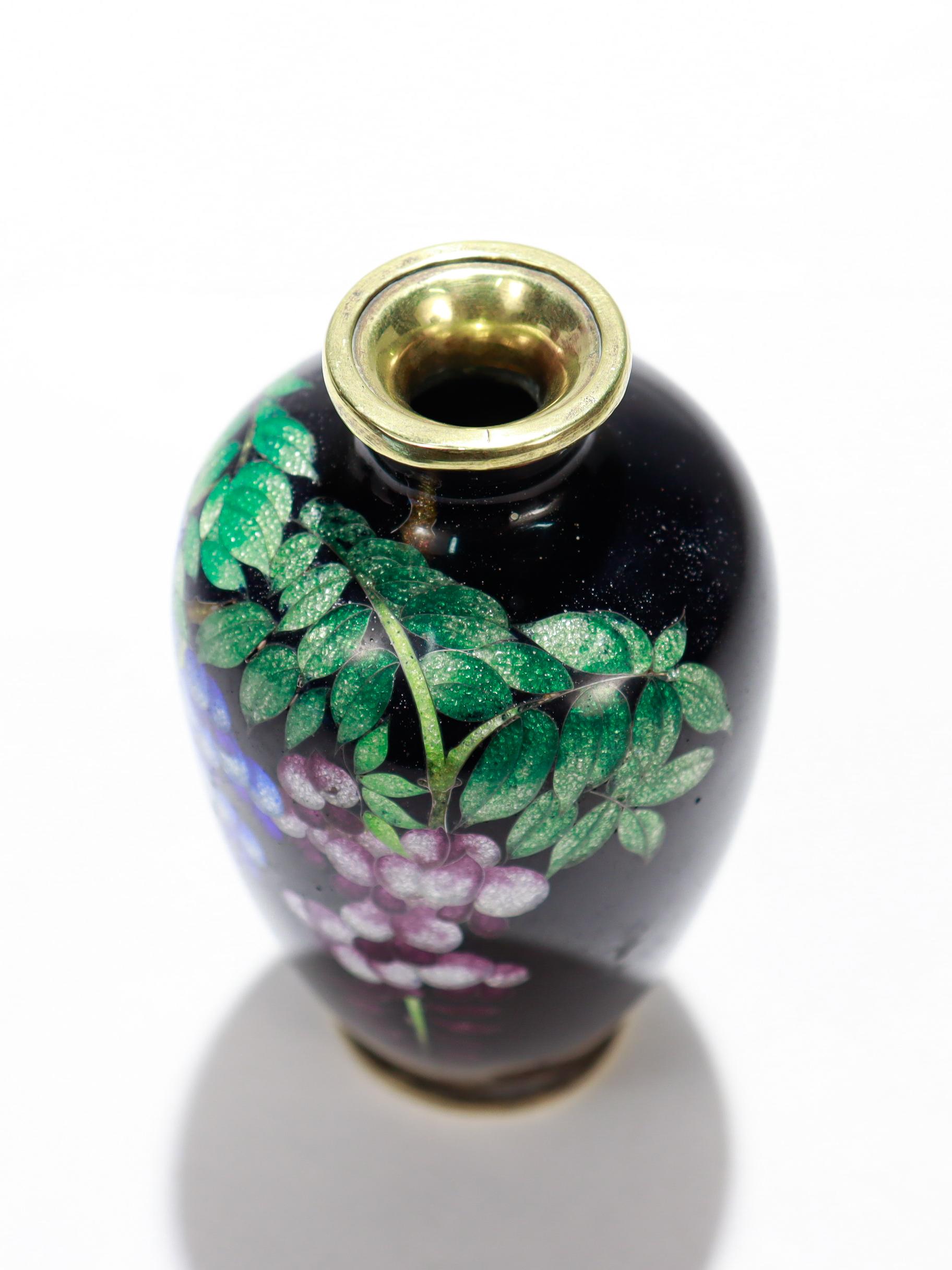 Ancien vase de cabinet en émail cloisonné japonais avec glycine en vente 1